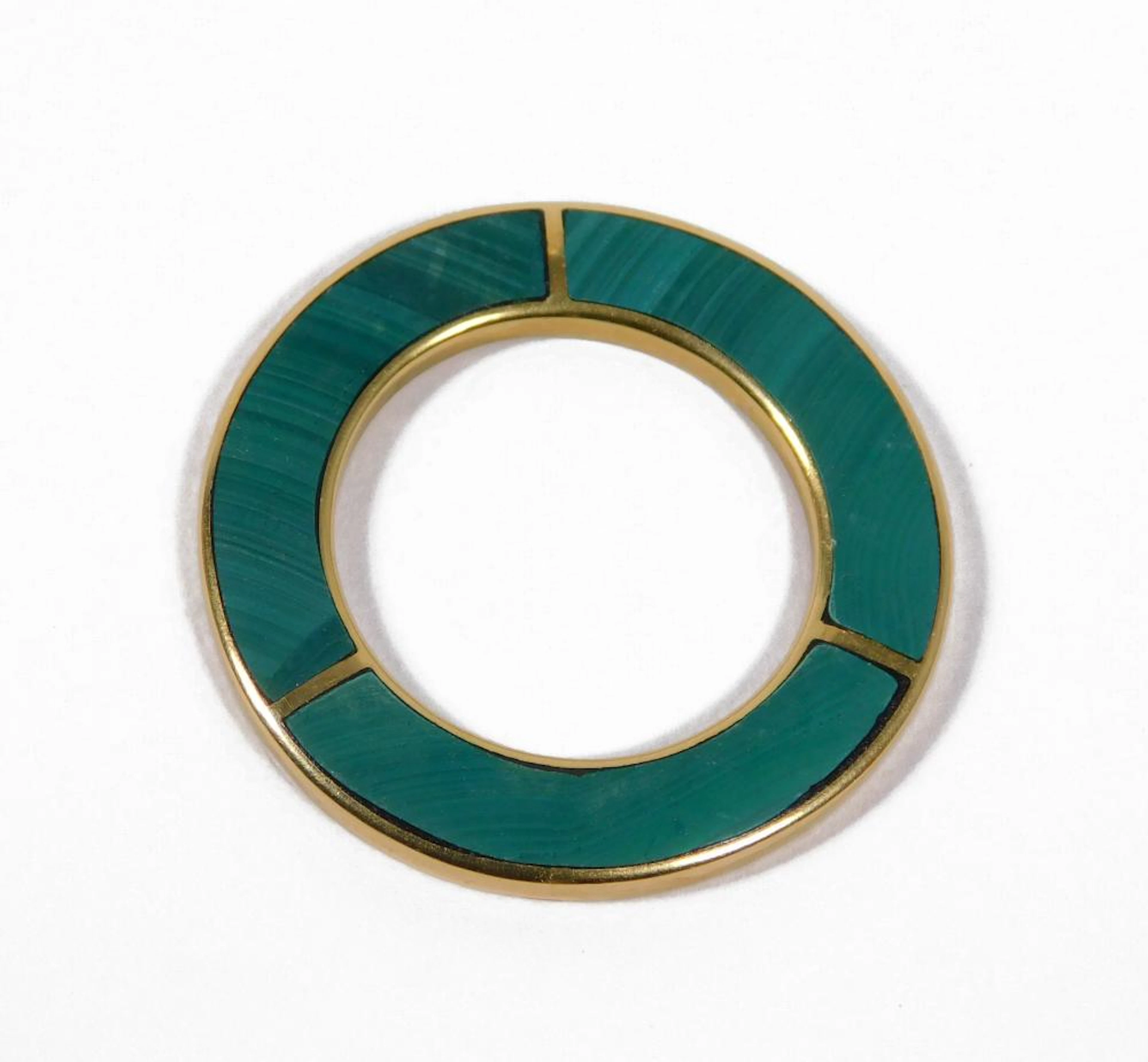 COLGANTE DE DISEÑO CIRCULAR DE MALAQUITA Y ORO amarillo Diámetro: 3.5 cm.