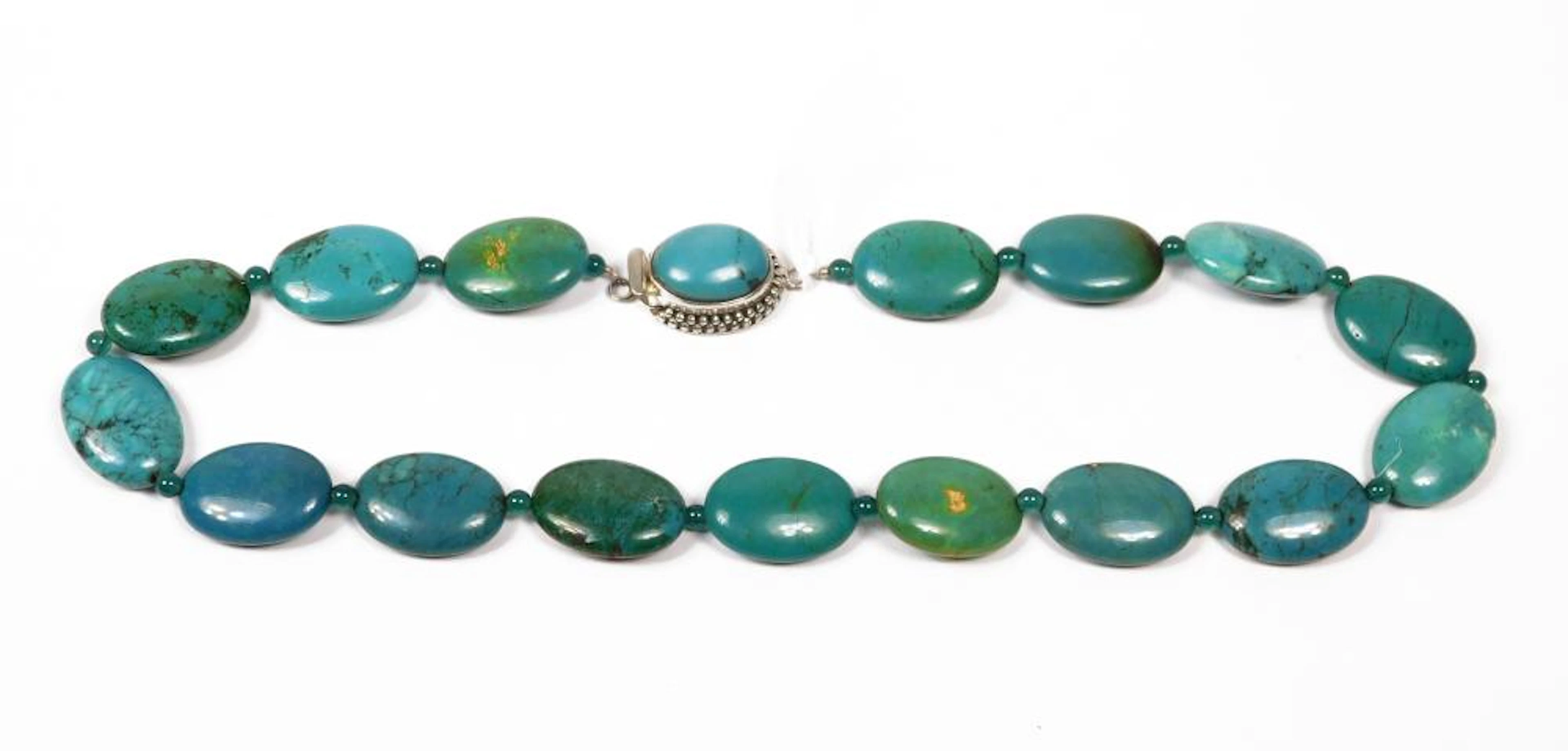 COLLAR DE CABUJONES DE TURQUESA NATURAL con cierre en plata de ley
