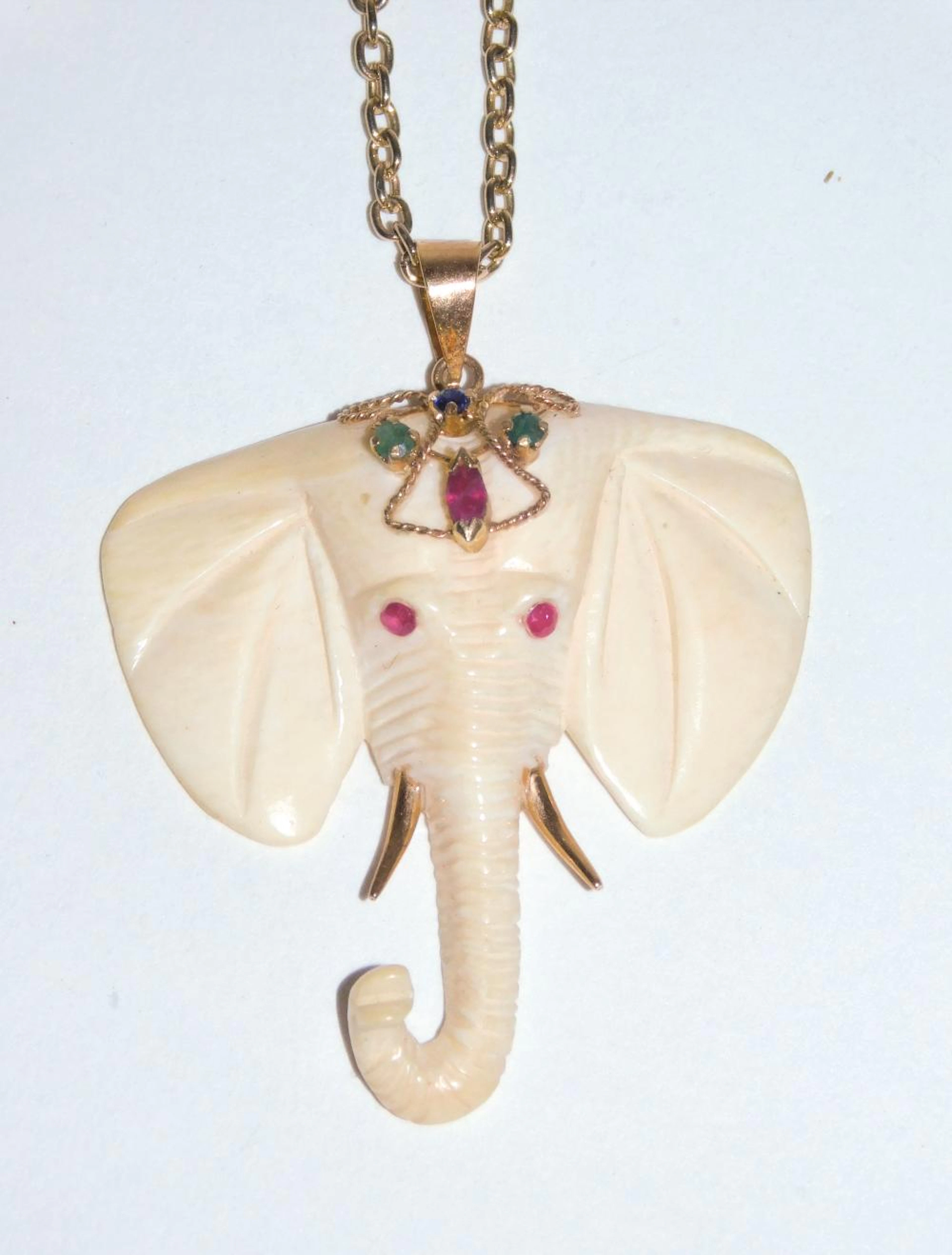 COLGANTE "CABEZA DE ELEFANTE" DE RUBÍES Y ESMERALDAS en...
