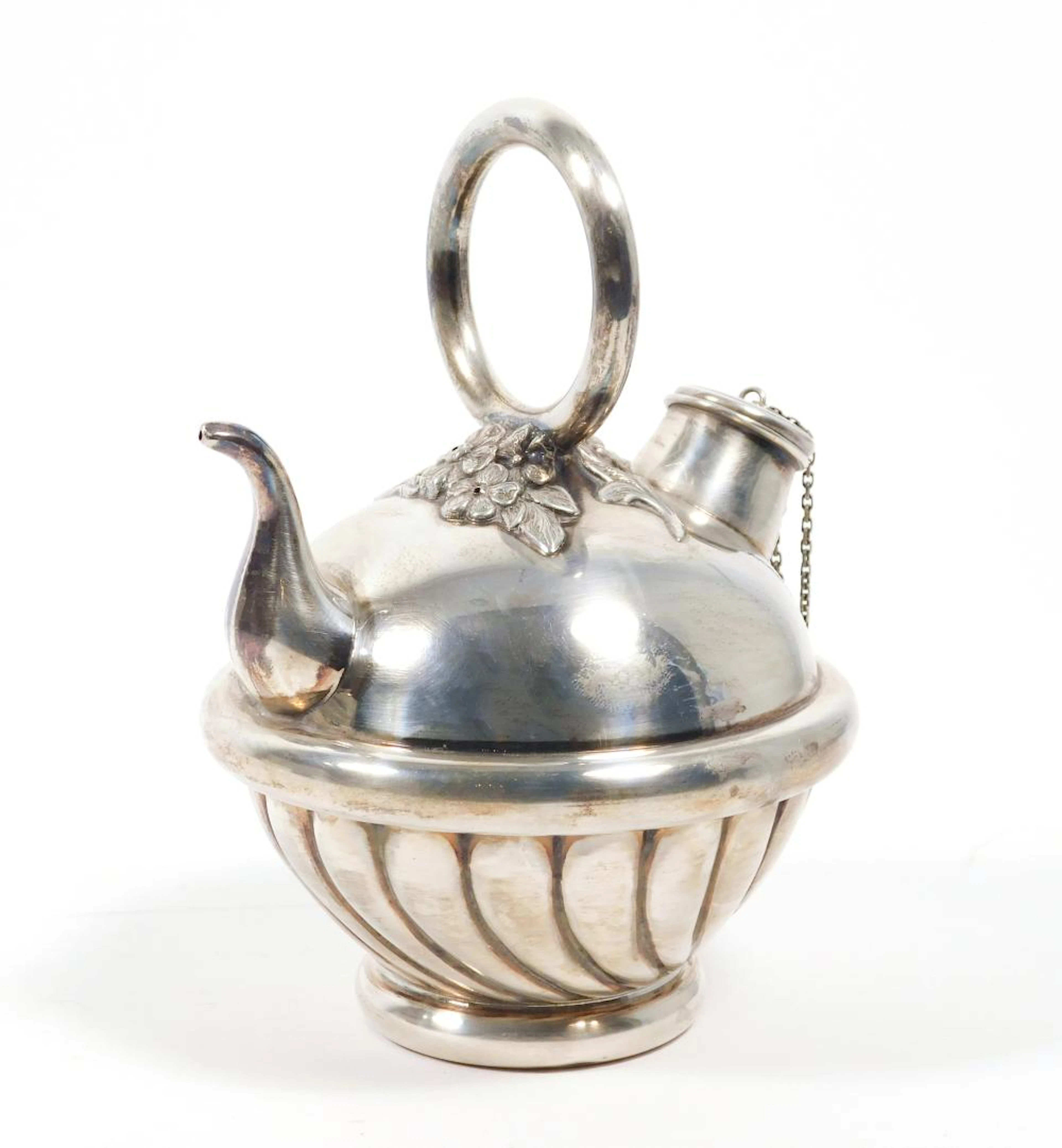 ANTIGUO BOTIJO en plata punzonada con detalle de flor Altura: 19 cm