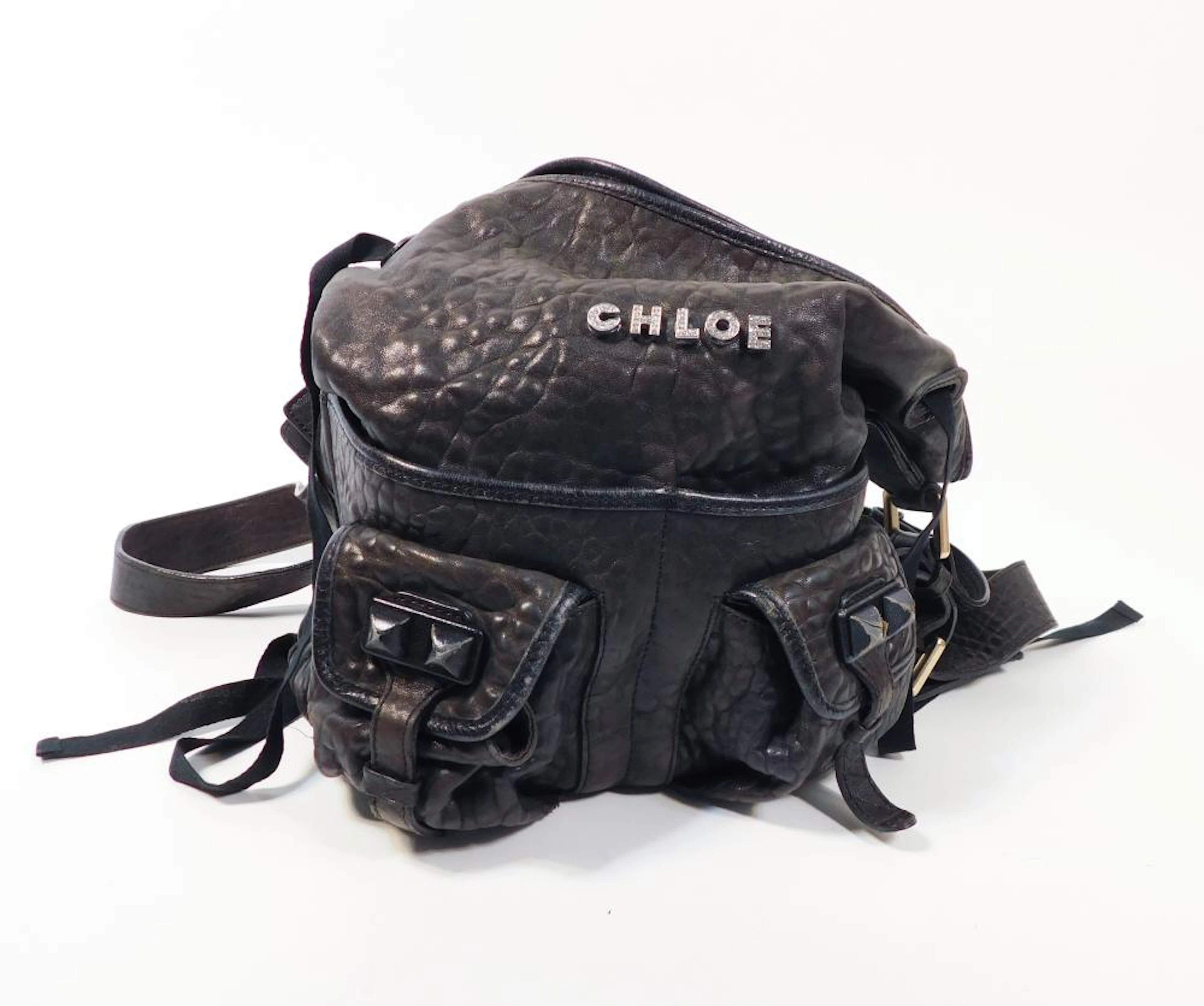 CHLOE. BOLSO-MOCHILA en piel negra símil cocodrilo con...