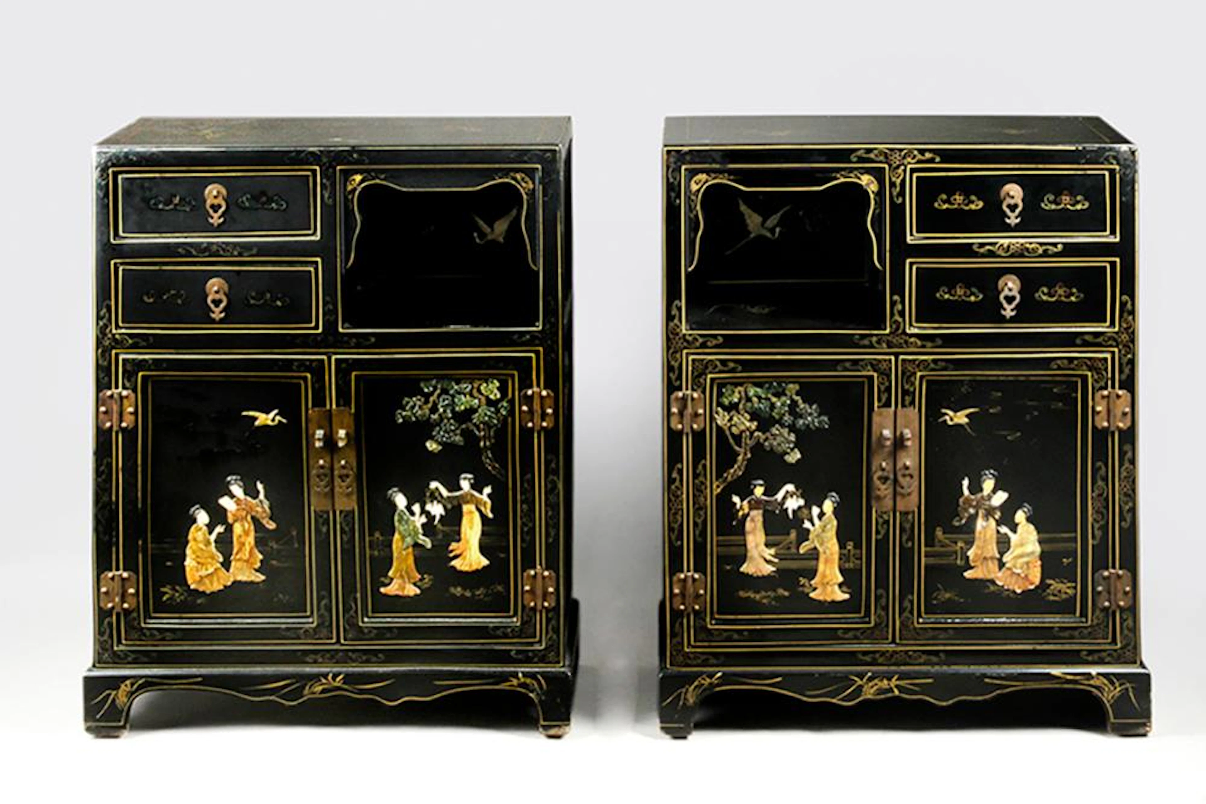 PAREJA DE MUEBLES AUXILIARES CHINOS S.XX en madera lacada...