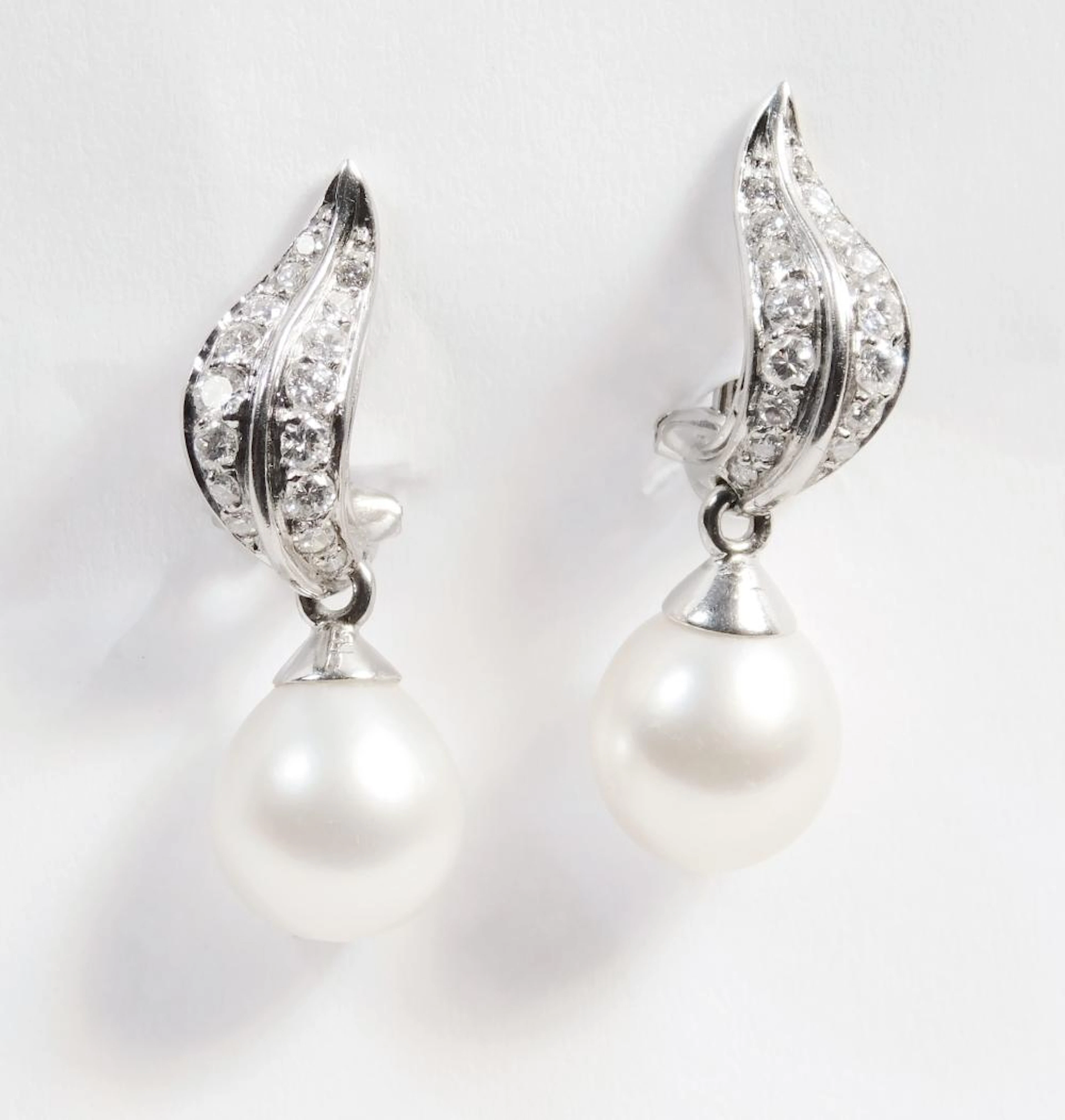 PENDIENTES en oro blanco con perla cultivada móbil y brillantes cierre omega