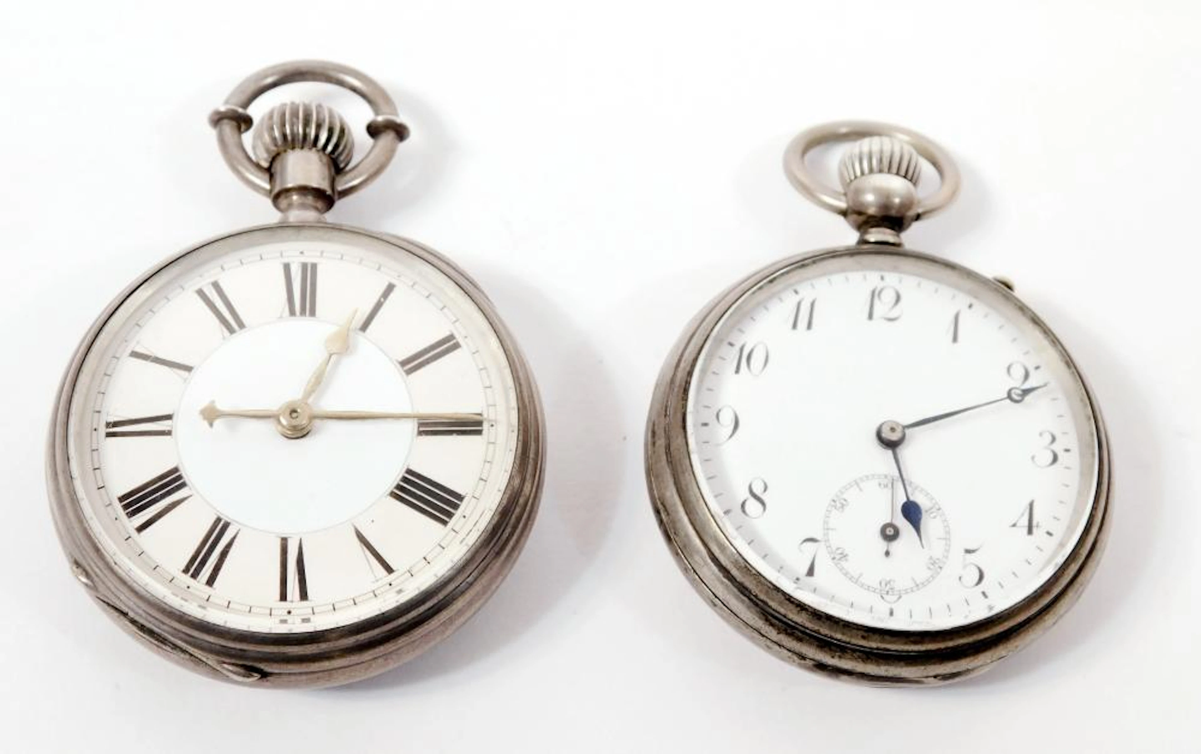 DOS RELOJES DE BOLSILLO en metal plateado con mecanismo a la vista