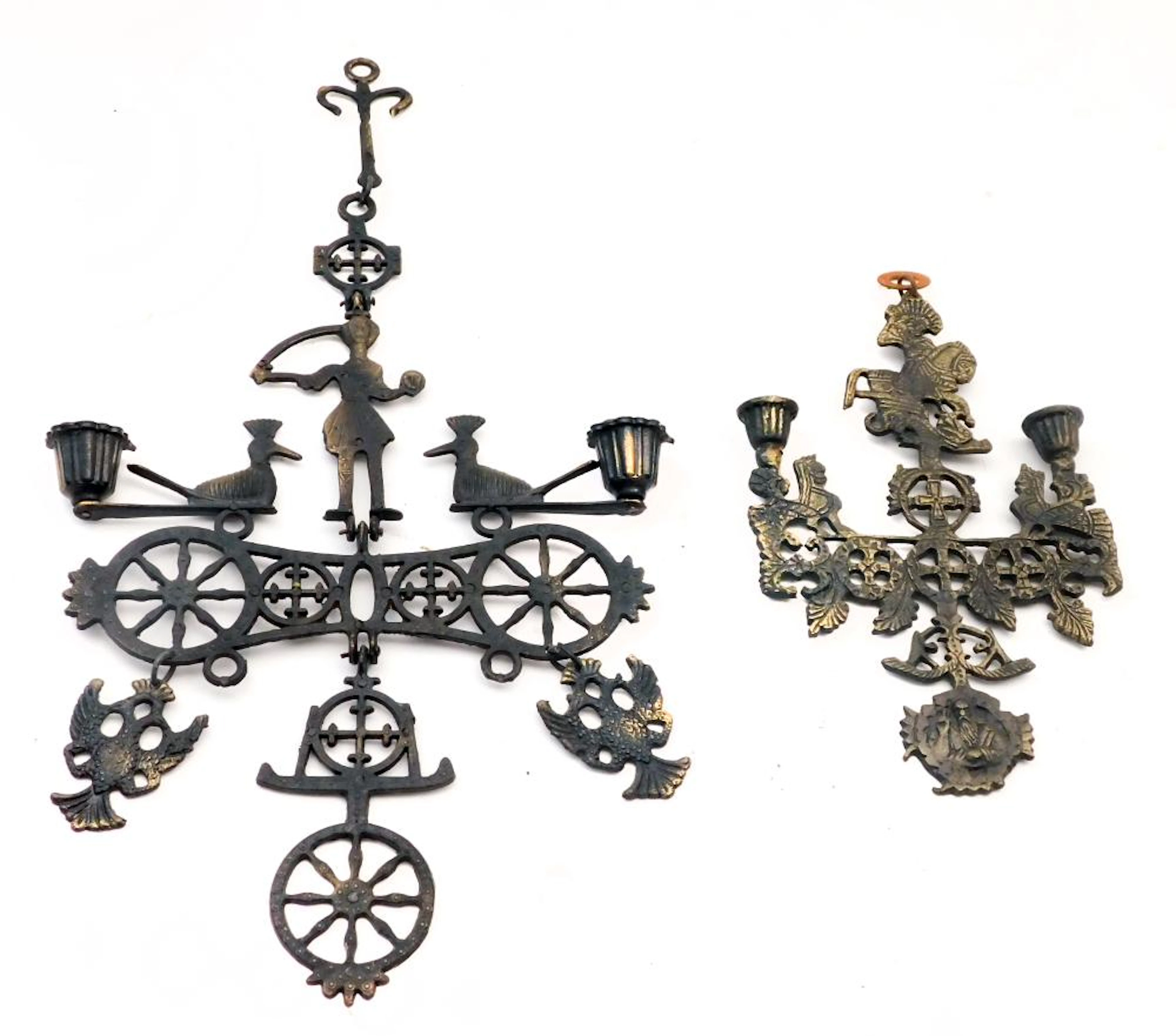 DOS ANTIGUOS CANDELABROS DE COLGAR en metal patinado de...