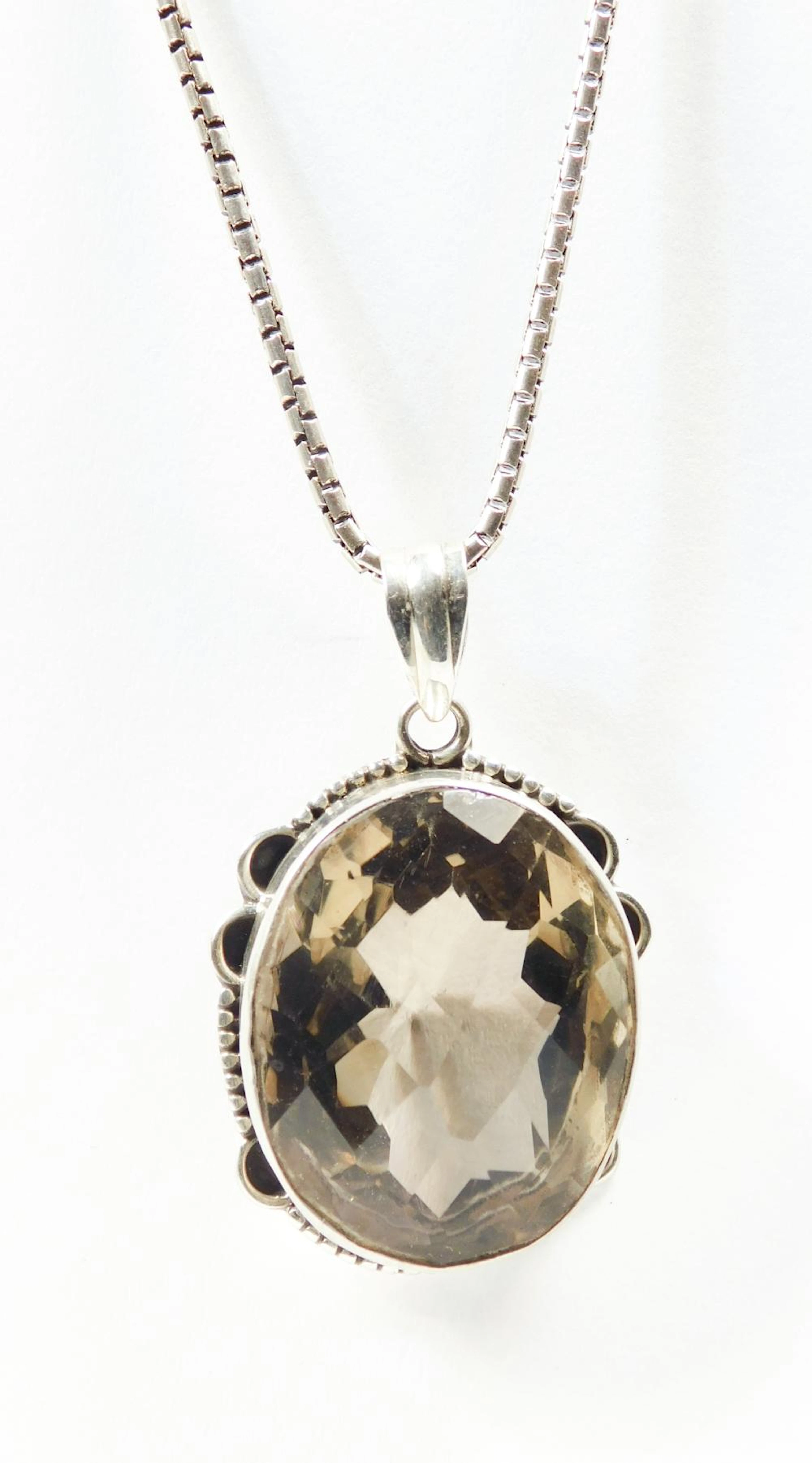 CADENA Y COLGANTE en plata con cuarzo citrino talla oval multifacetado