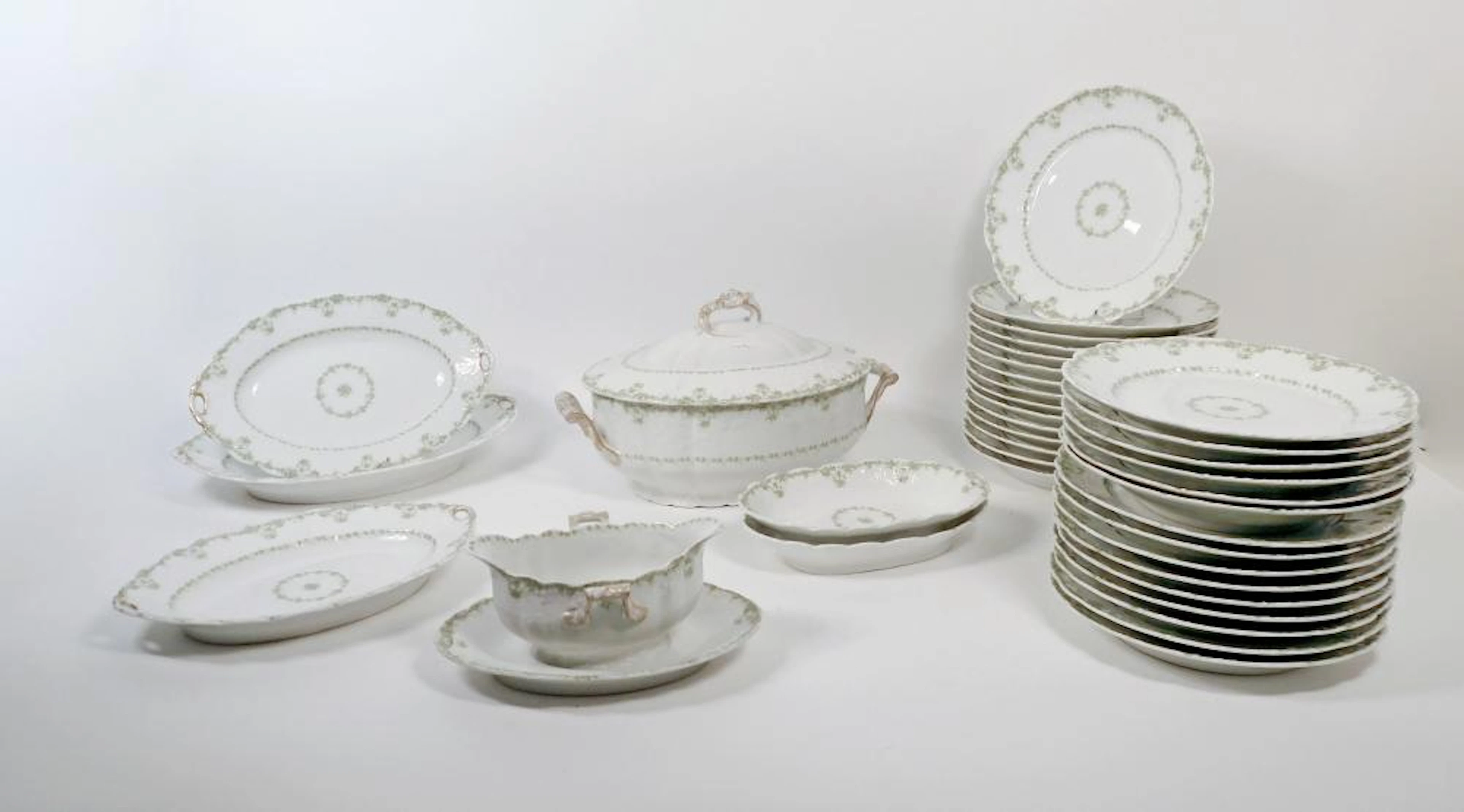 VAJILLA en porcelana de Limoges con motivo de flores...