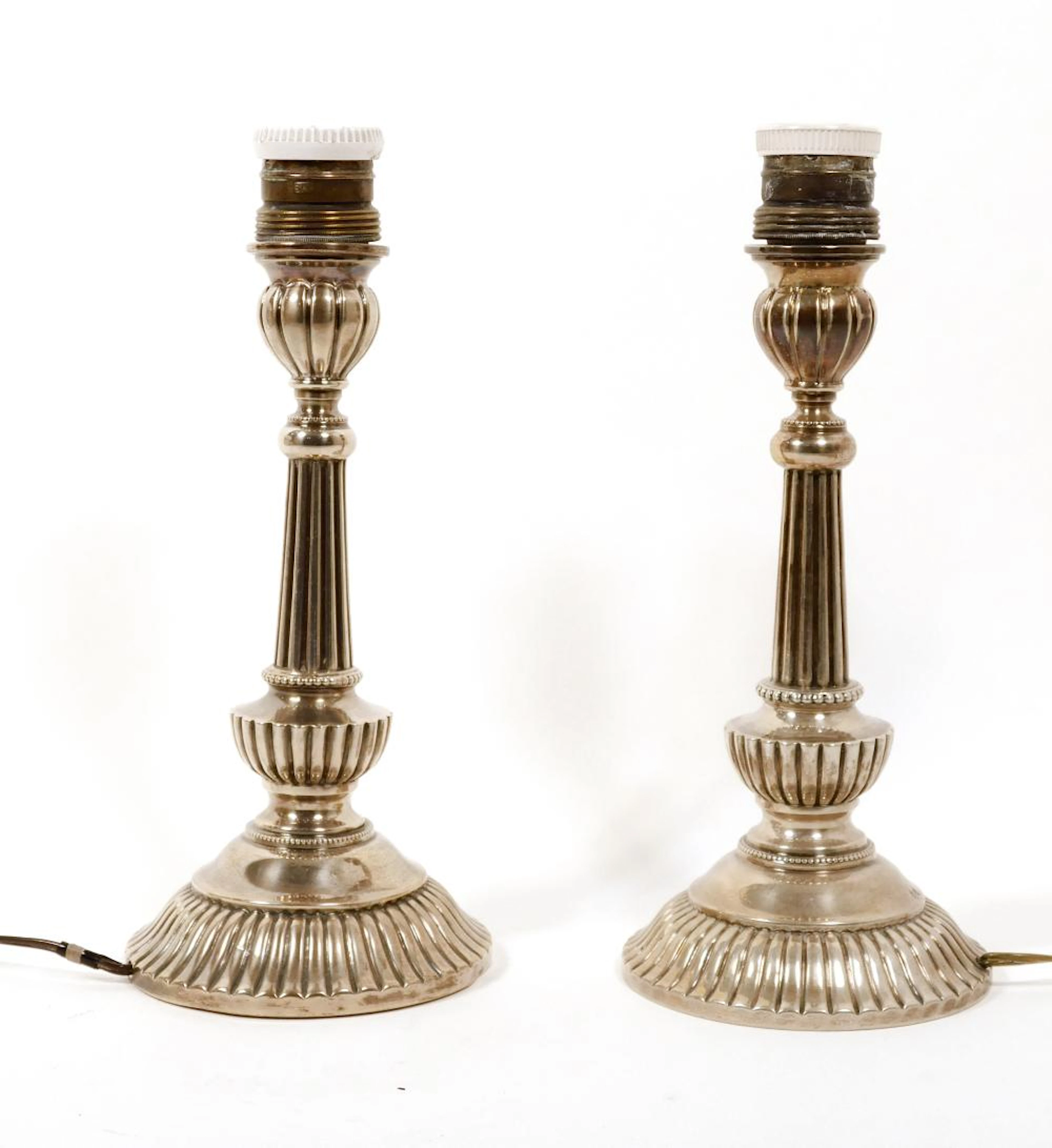 PAREJA DE CANDELABROS ELECTRIFICADOS DE PLATA en plata gallonada Altura: 26 cm.