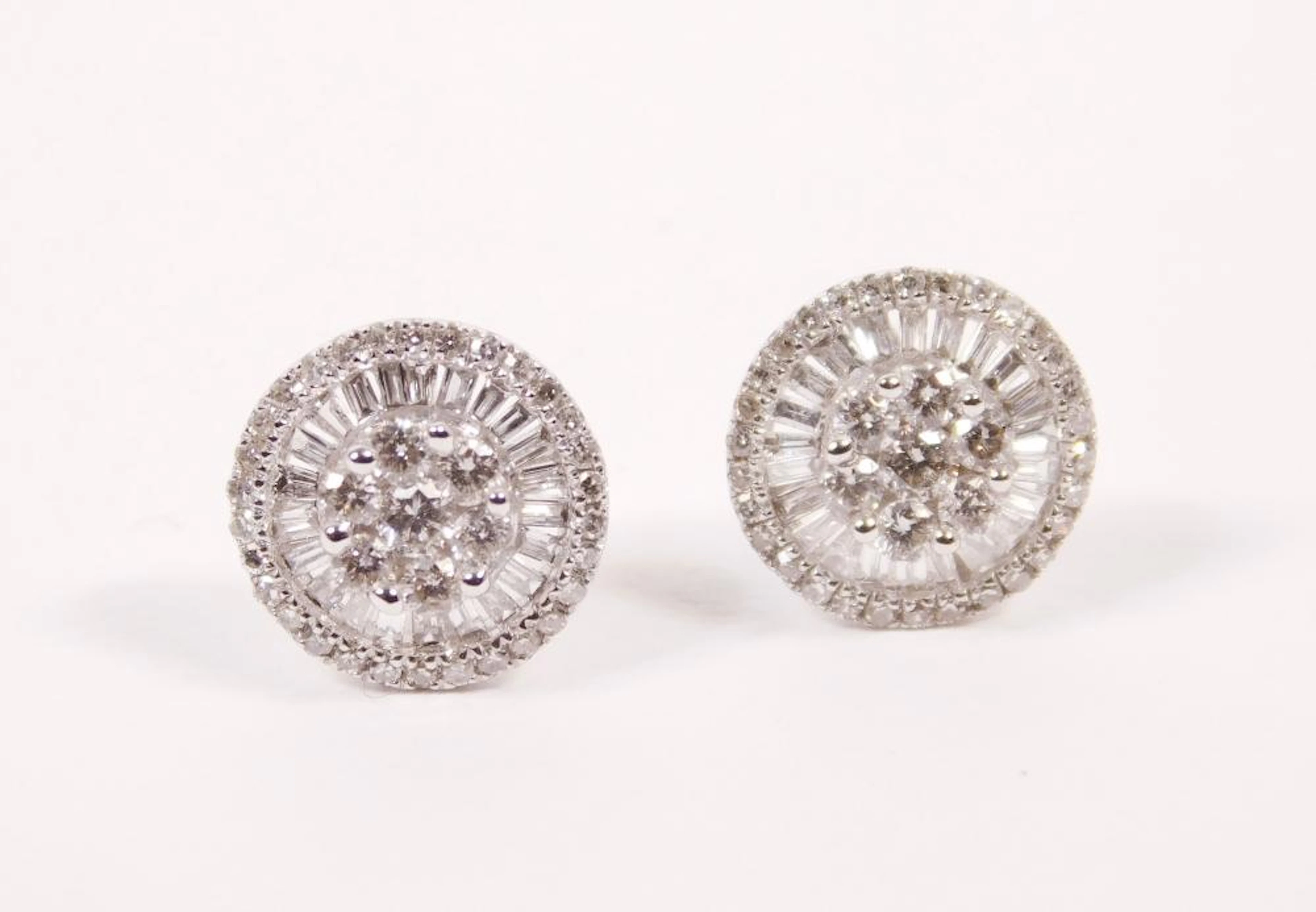 PENDIENTES ROSETONES DE BRILLANTES Y BAGUETES con montura...