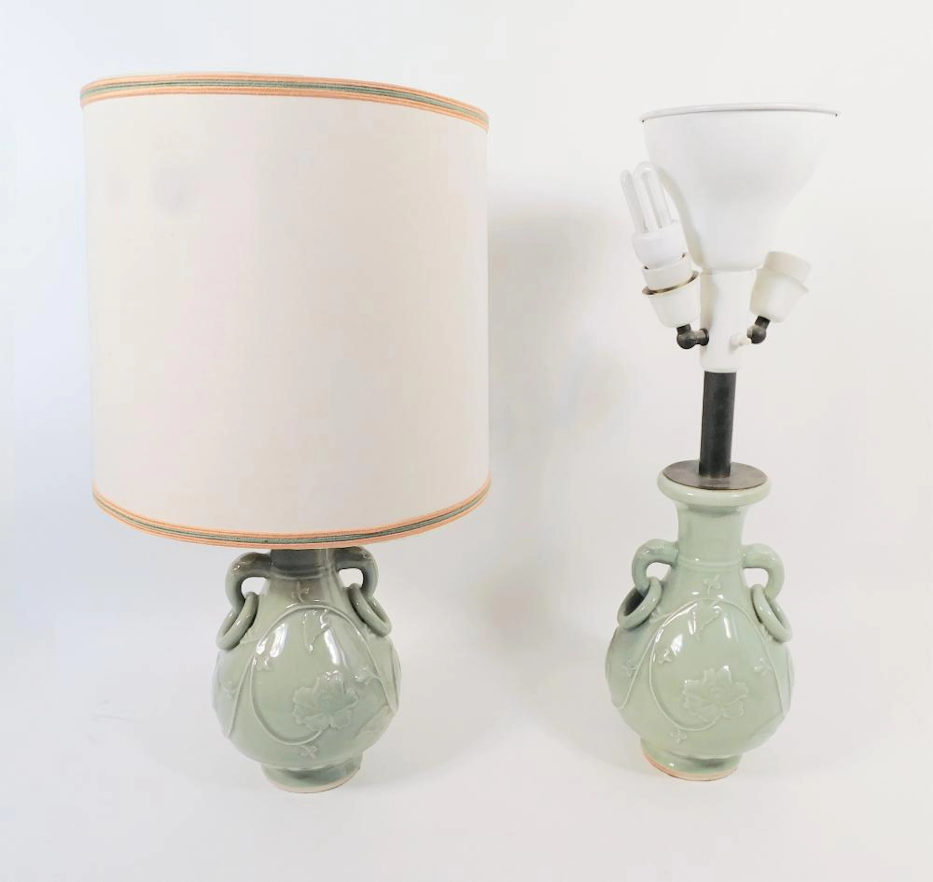 PAREJA DE LÁMPARAS DE JARRONES ORIENTALES DE CELADÓN en porcelana esmaltada