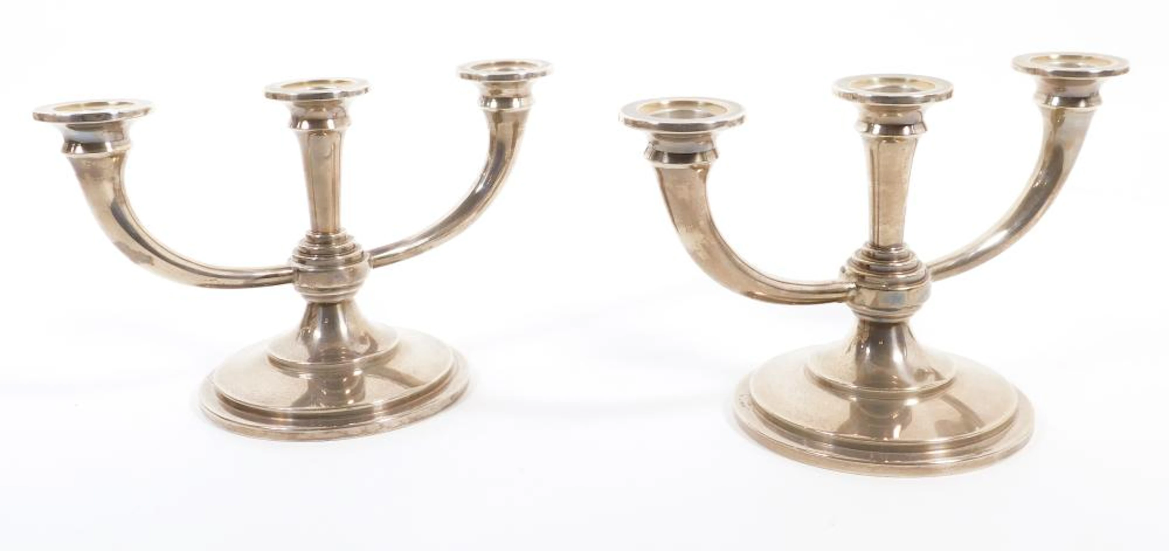 PAREJA DE CANDELABROS DE TRES LUCES en plata punzonada Mostany
