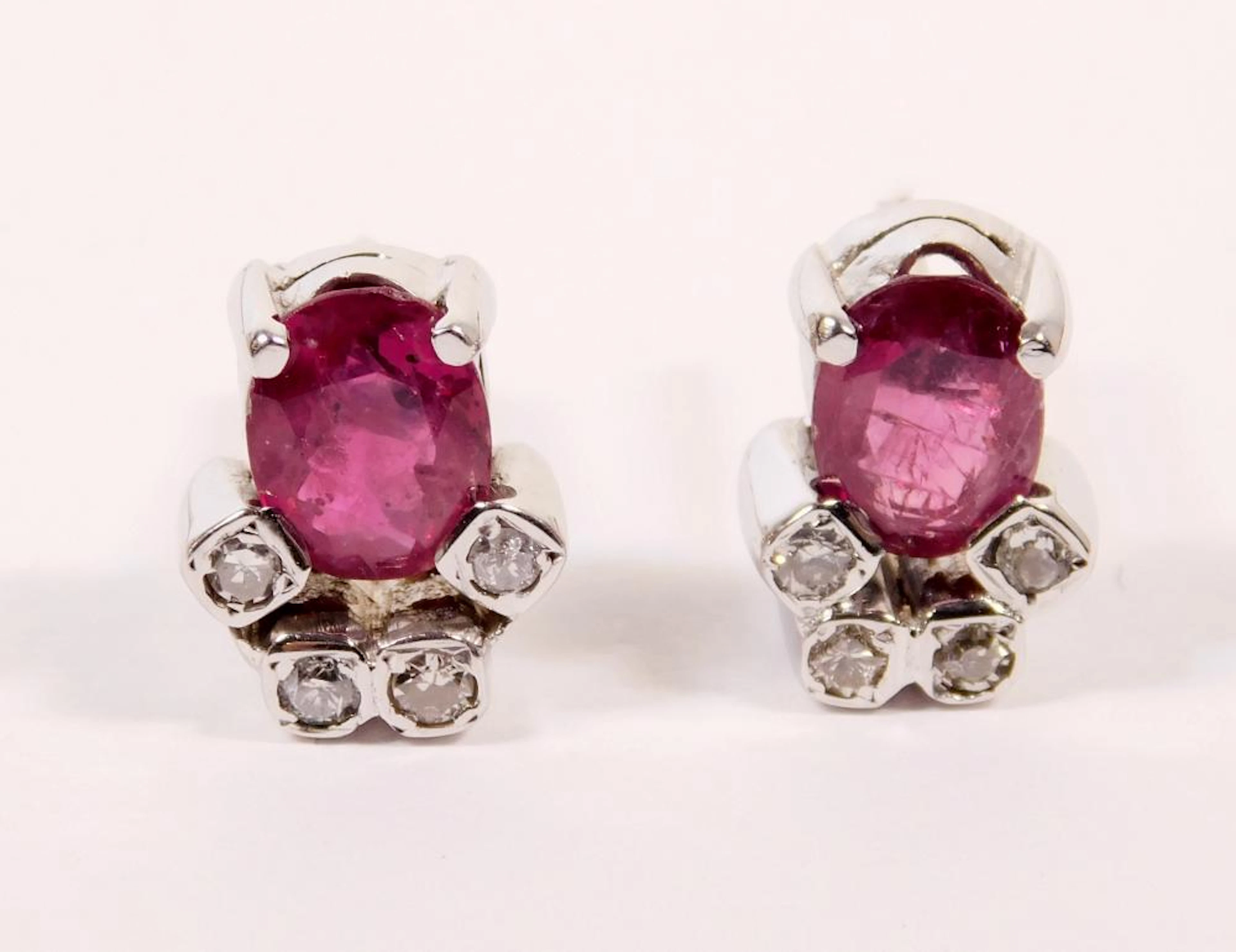 PENDIENTES DORMILONAS DE RUBÍES Y BRILLANTES con montura de platino