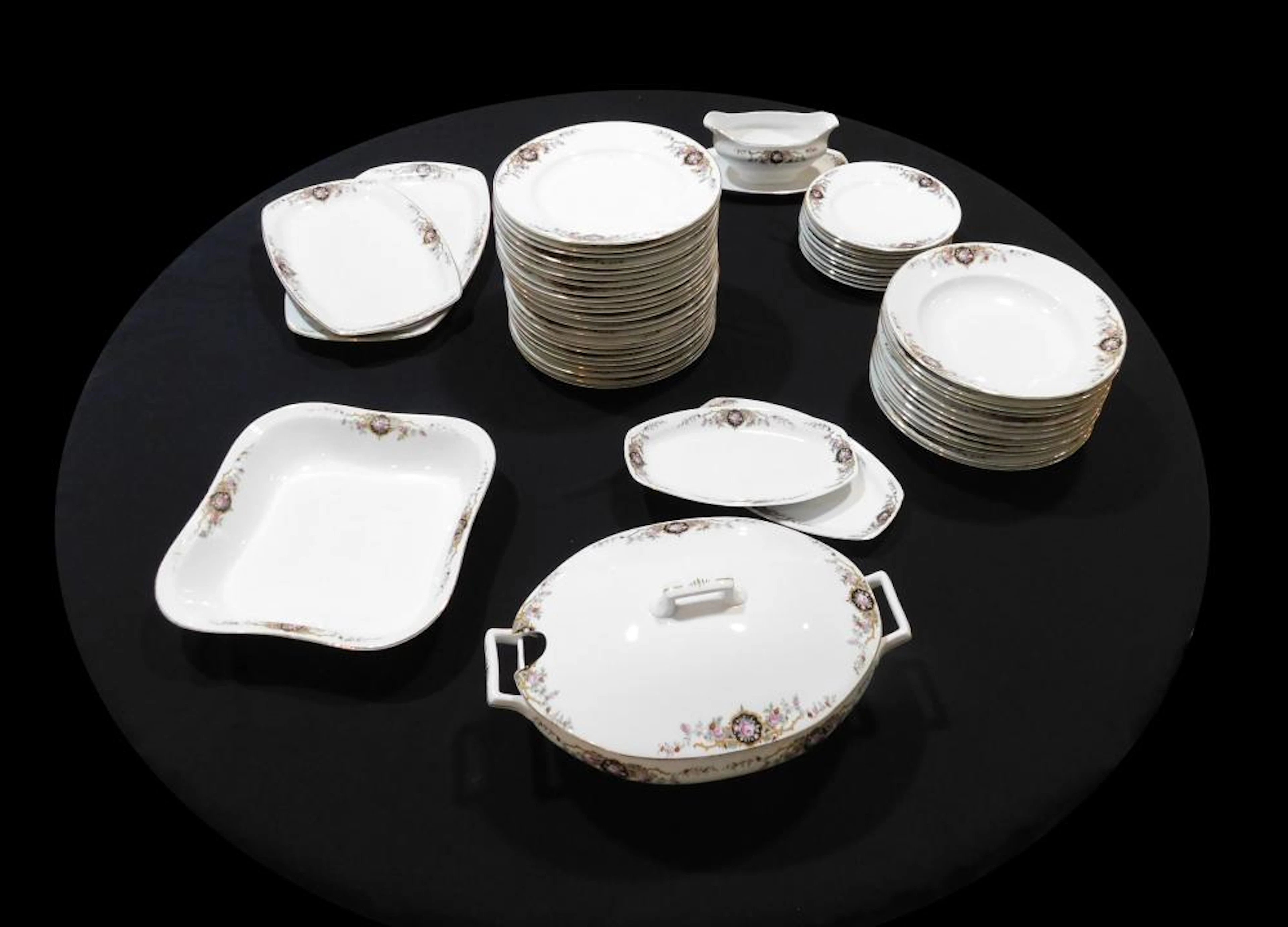 VAJILLA CON MOTIVO DE FLORES en porcelana checa Bloch&Co Eichwald blanca