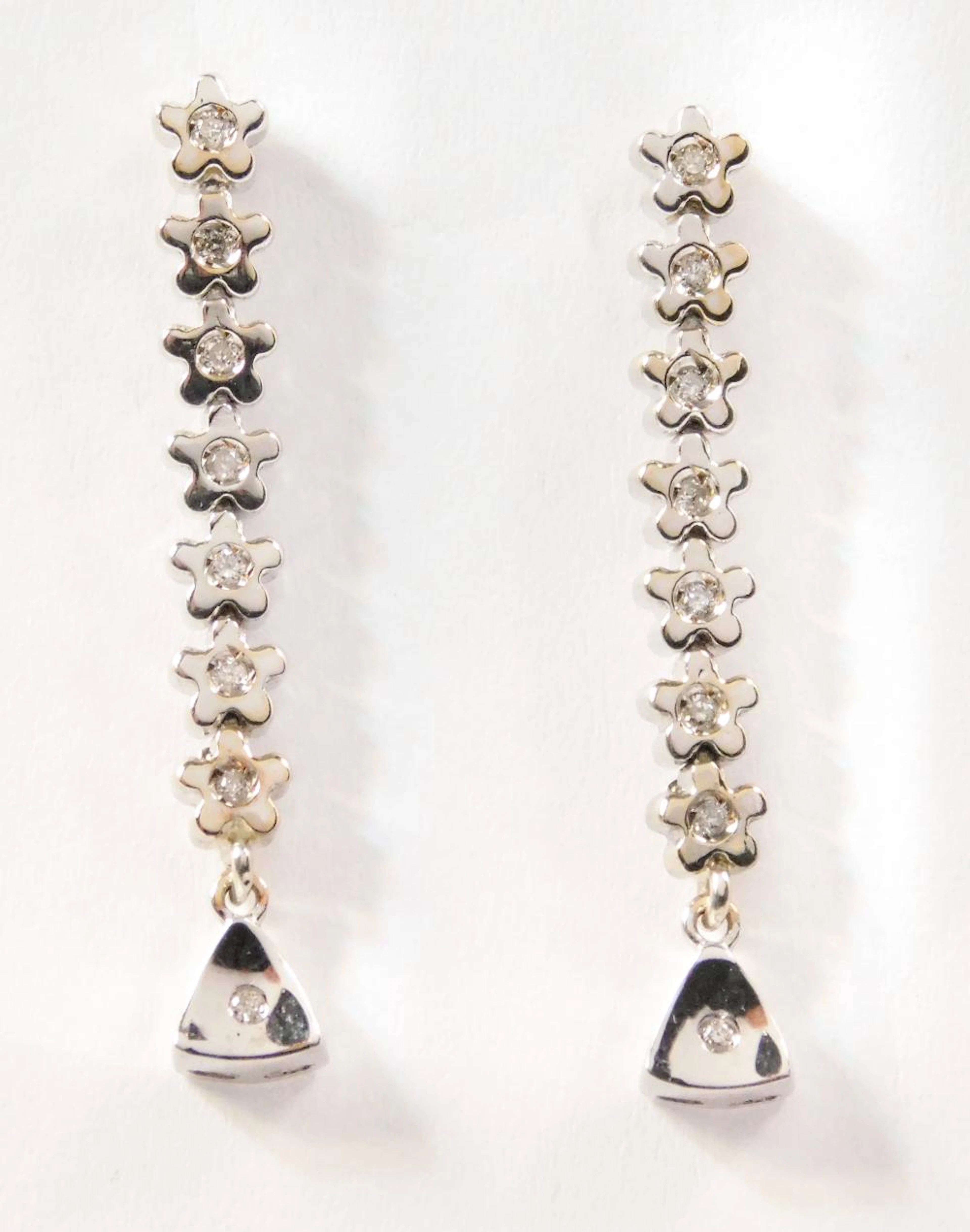 PENDIENTES LARGOS DE BRILLANTES con montura de oro blanco móvil