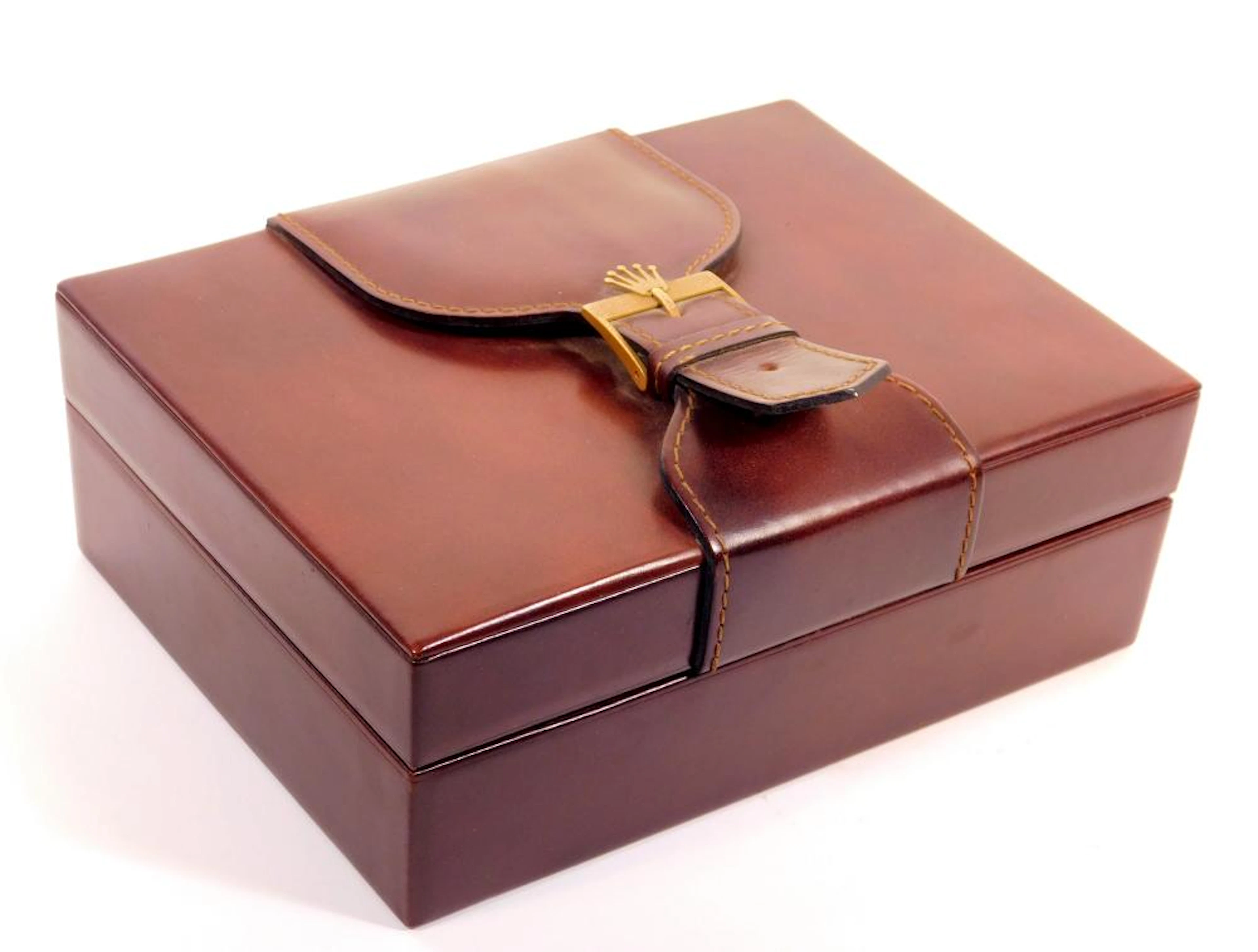 CAJA DE RELOJ ROLEX en madera y cuerro  marrón con detalle de hebilla
