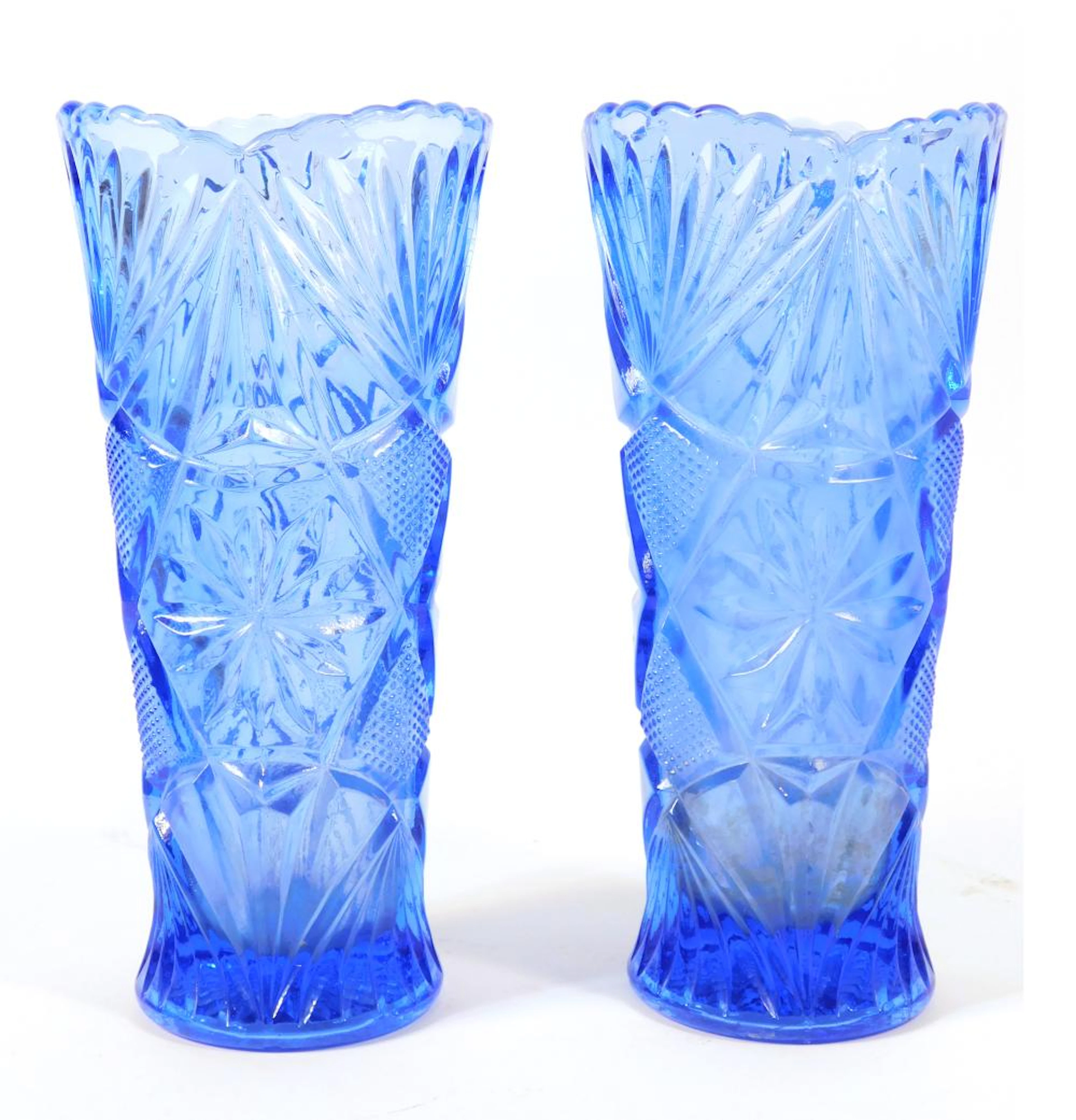 PAREJA DE JARRONES en cristal azul tallado Altura: 25 cm.