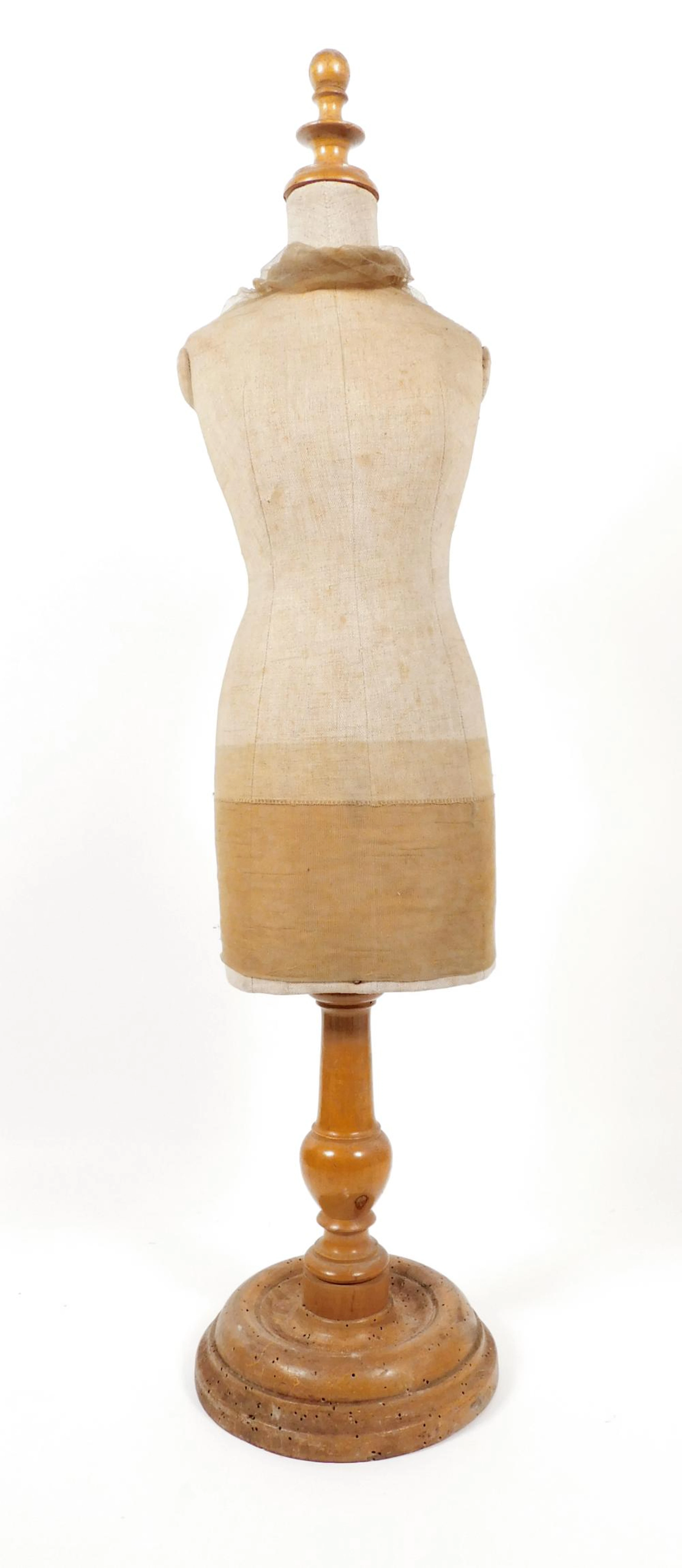 MANIQUÍ ART DECÓ AÑOS 30 de cuerpo entero con base en madera Altura: 73 cm