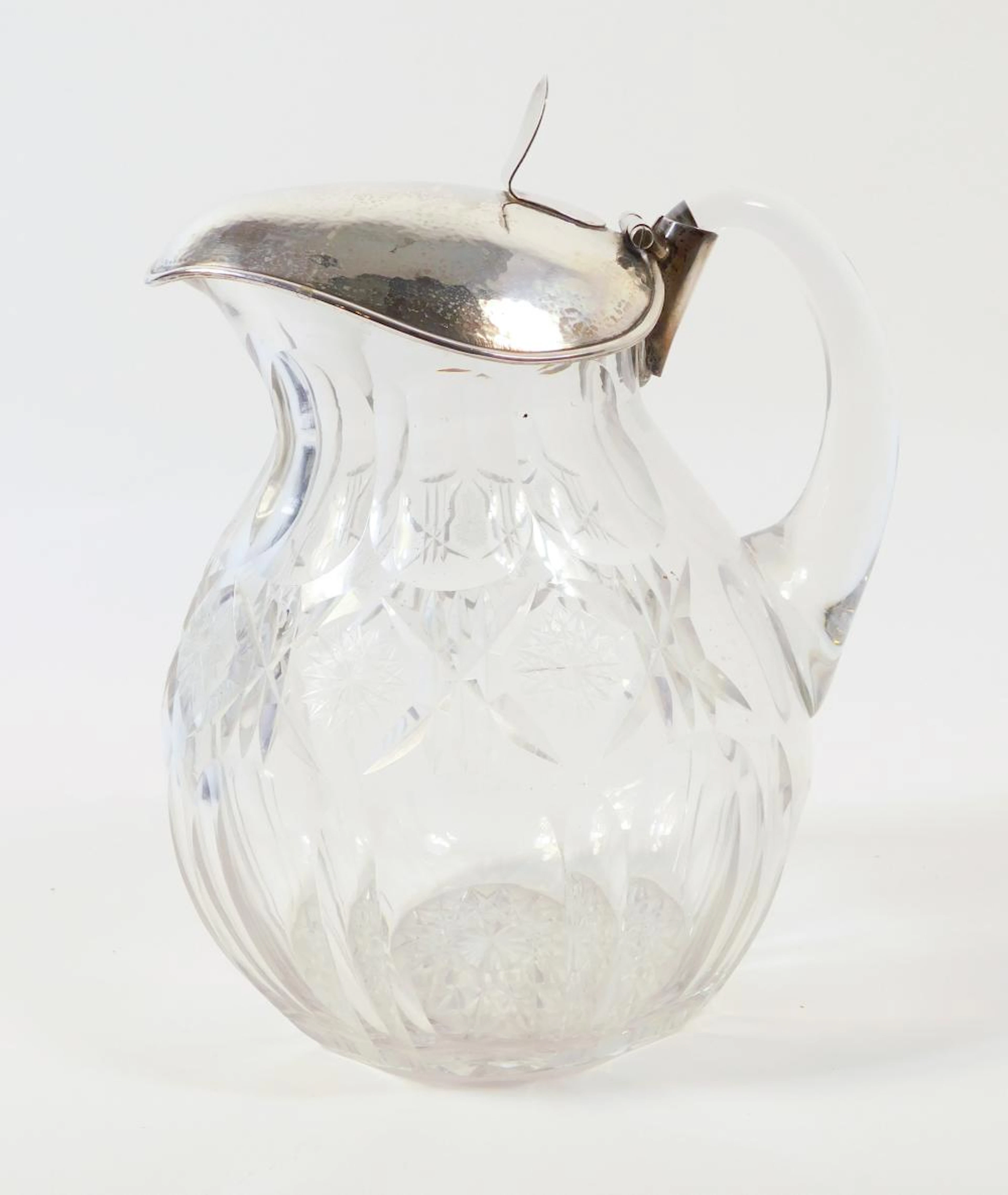 ANTIGUA JARRA en cristal tallado con tapa en plata Altura: 22 cm.