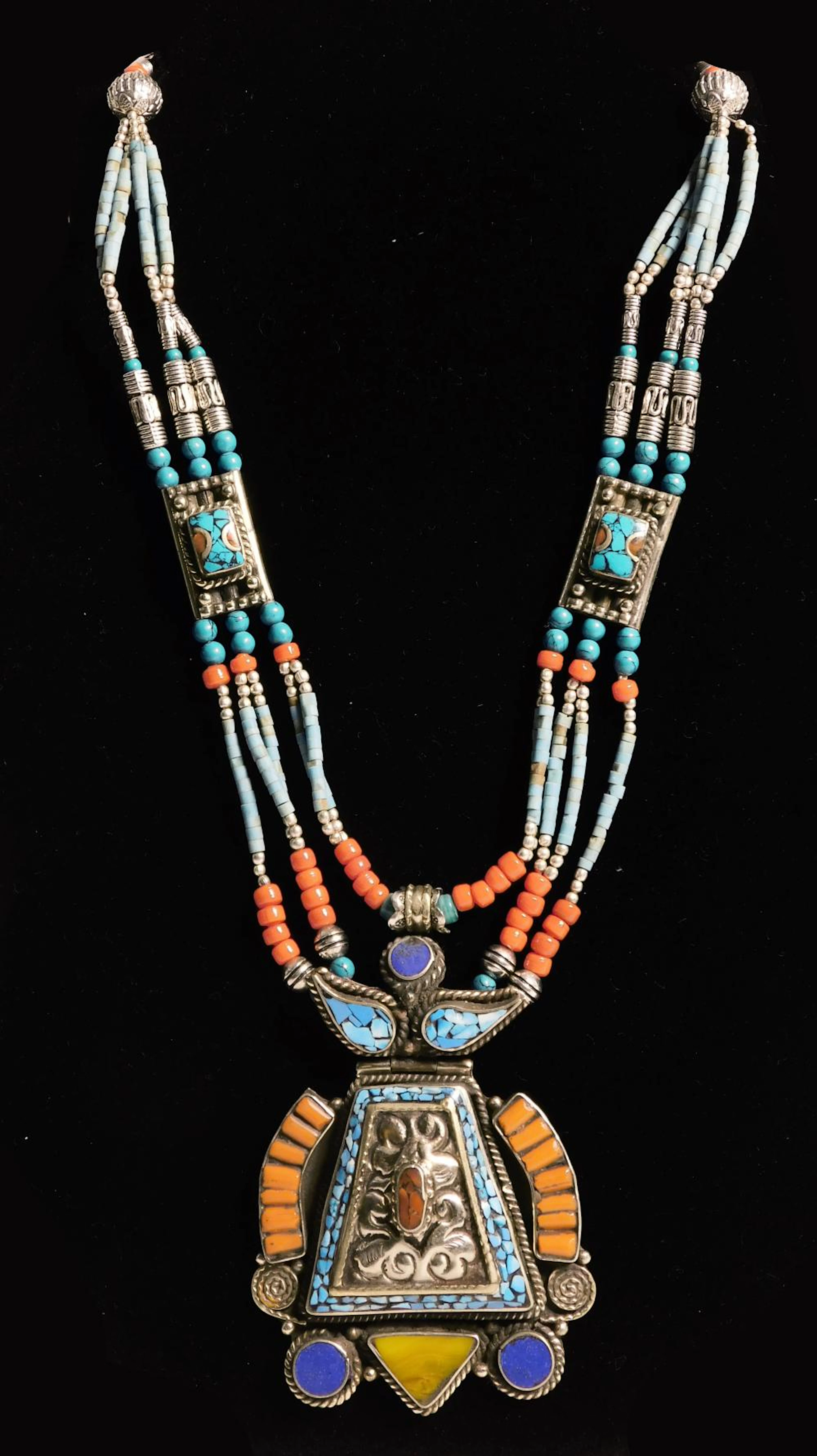COLLAR TIBETANO en plata con corales, turquesas y lapizlázuli.