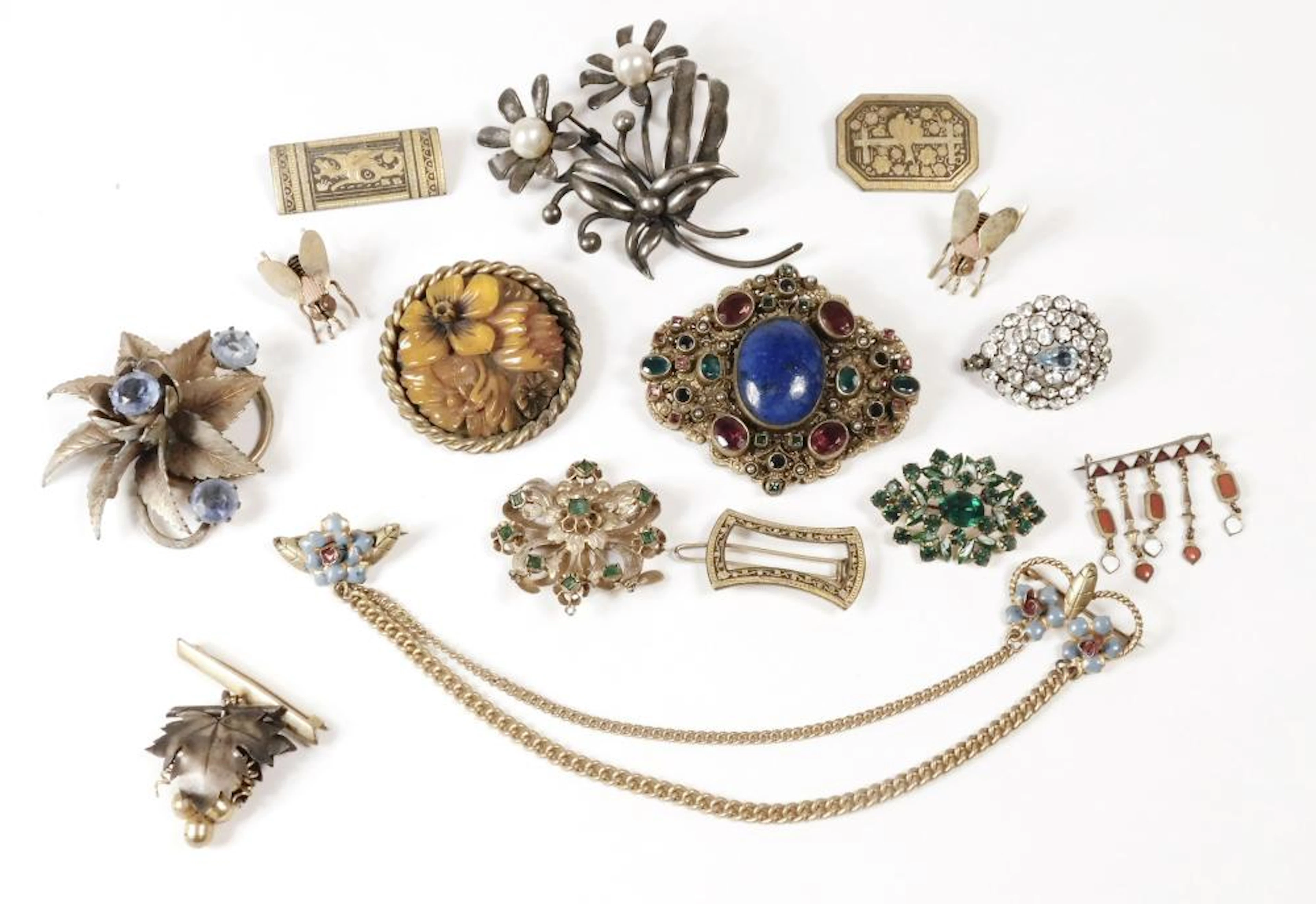COLECCIÓN DE BROCHES ANTIGUOS en metal dorado esmaltados, con piedras