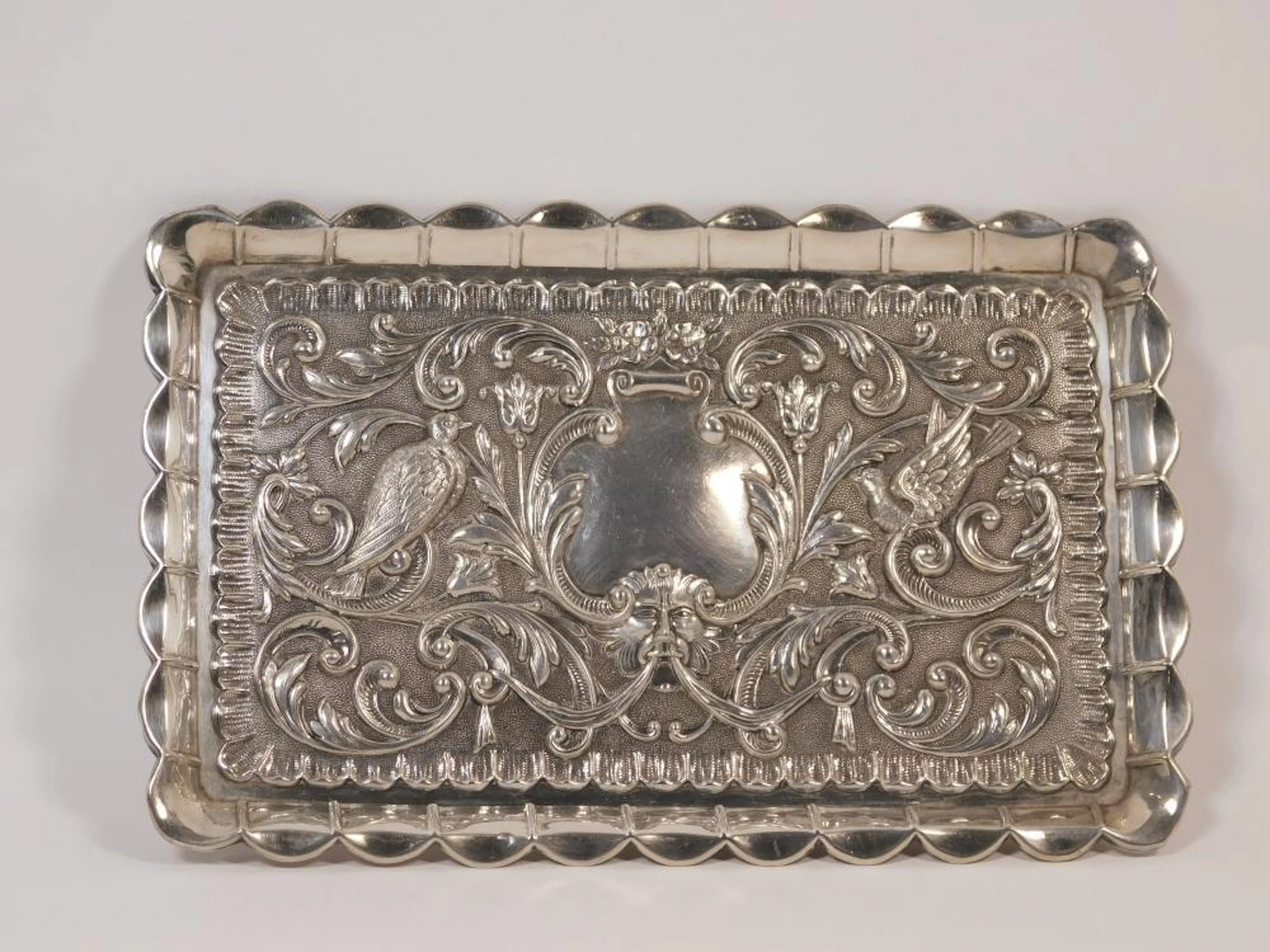BANDEJA PRINC S.XX en plata repujada formando roleos 24x16 cm. Peso: 143 gr.