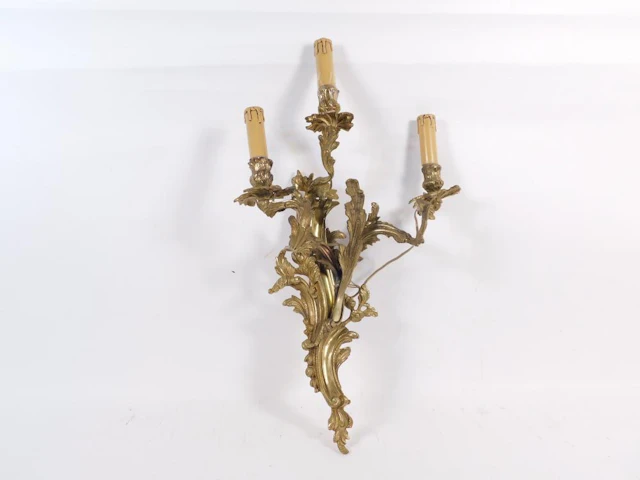 APLIQUE DE PARED ESTILO LUI XV en bronce dorado de tres luces 60x38 cm.