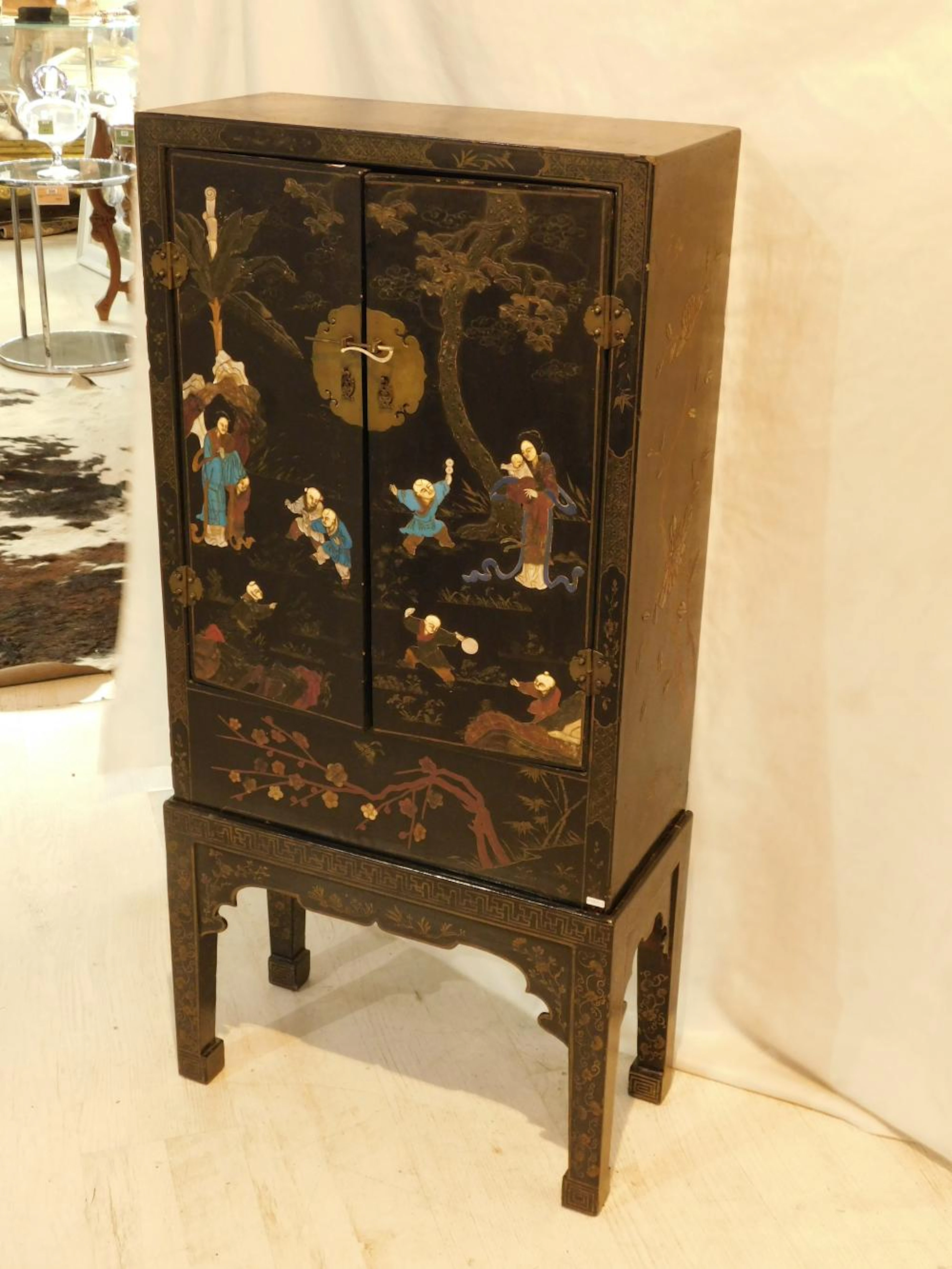 MUEBLE AUXILIAR CHINO en madera lacada y pintada con...