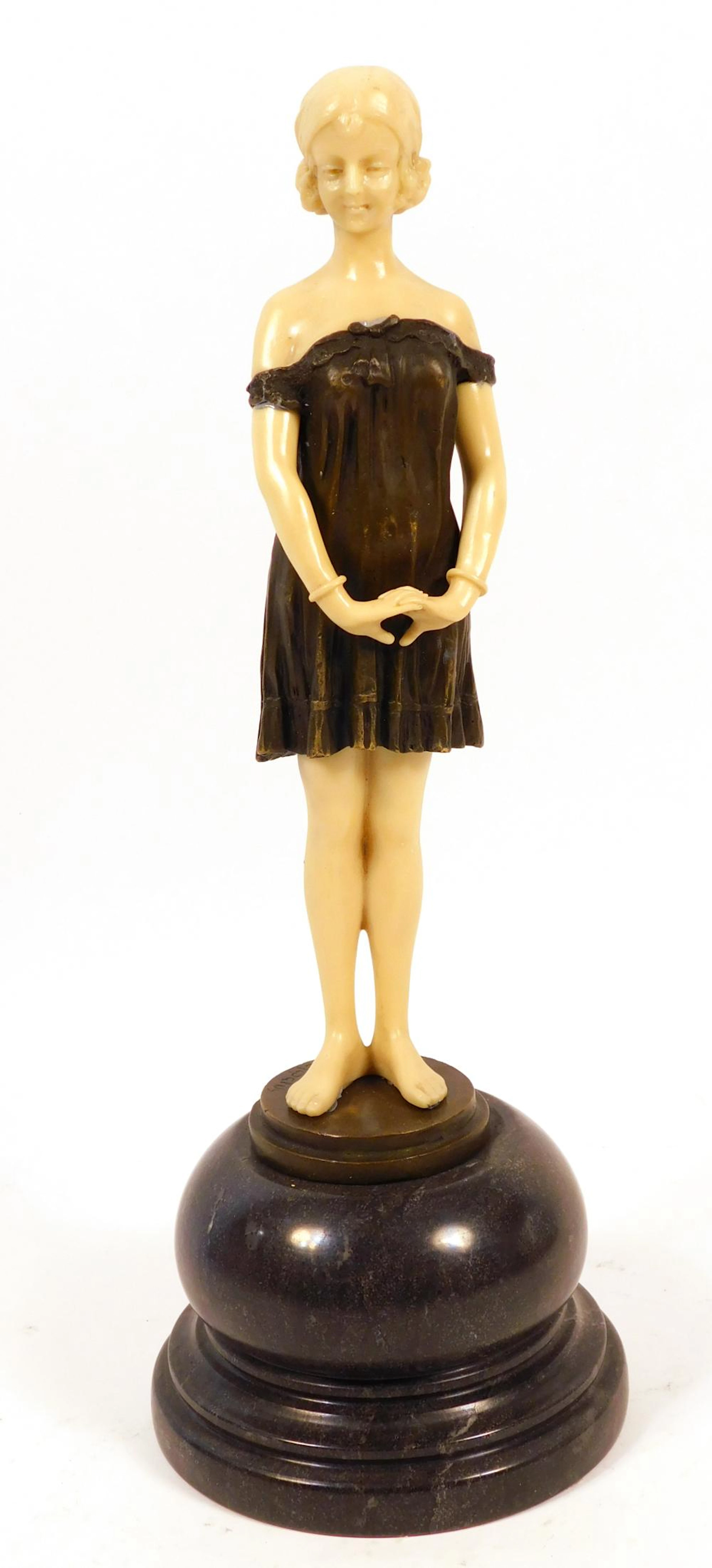 FIGURA "INOCENCIA" en resina y bronce en mármol negro...