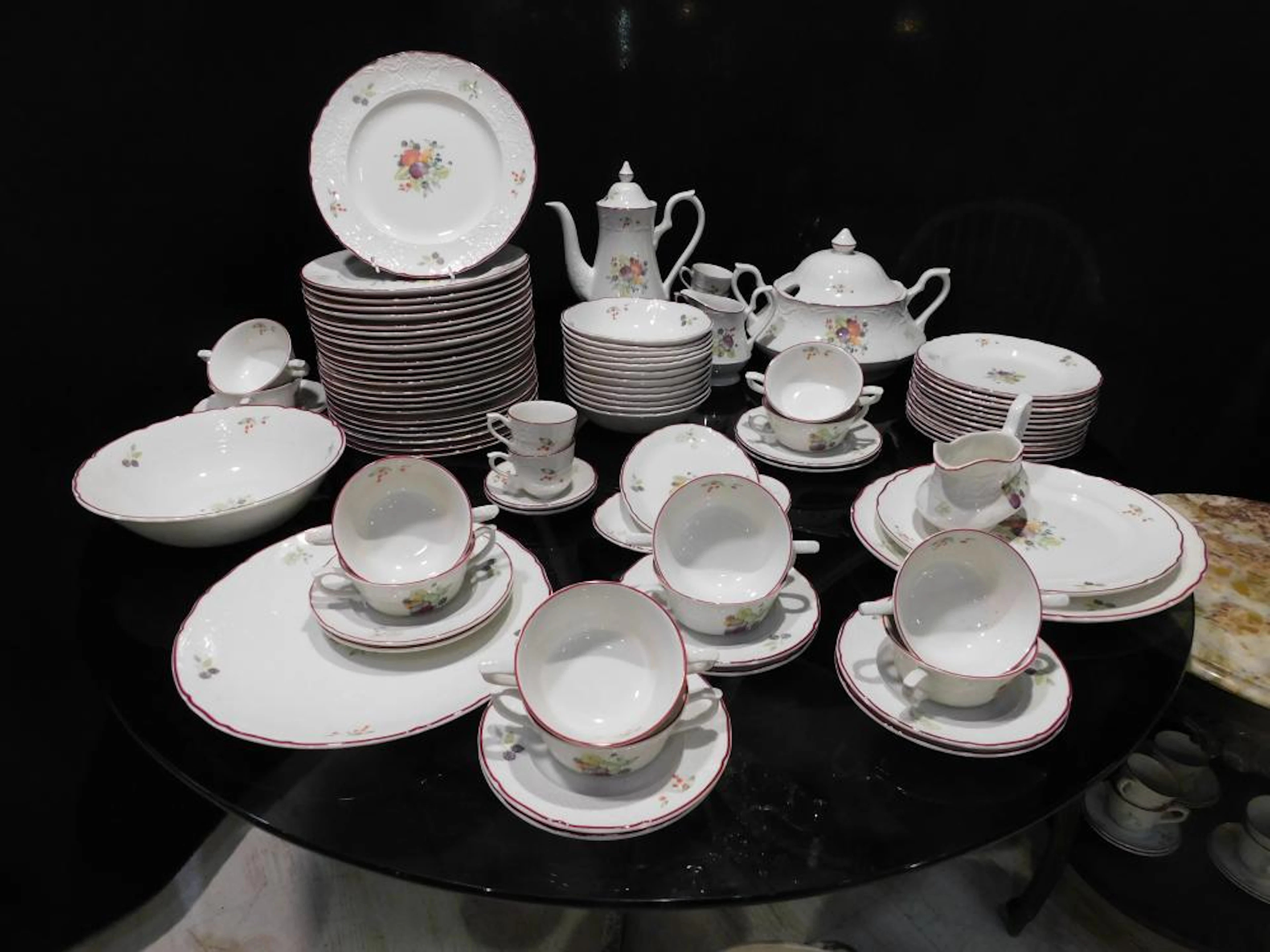 VAJILLA en porcelana inglesa con motivo de frutas y ribete en tono bourdeos