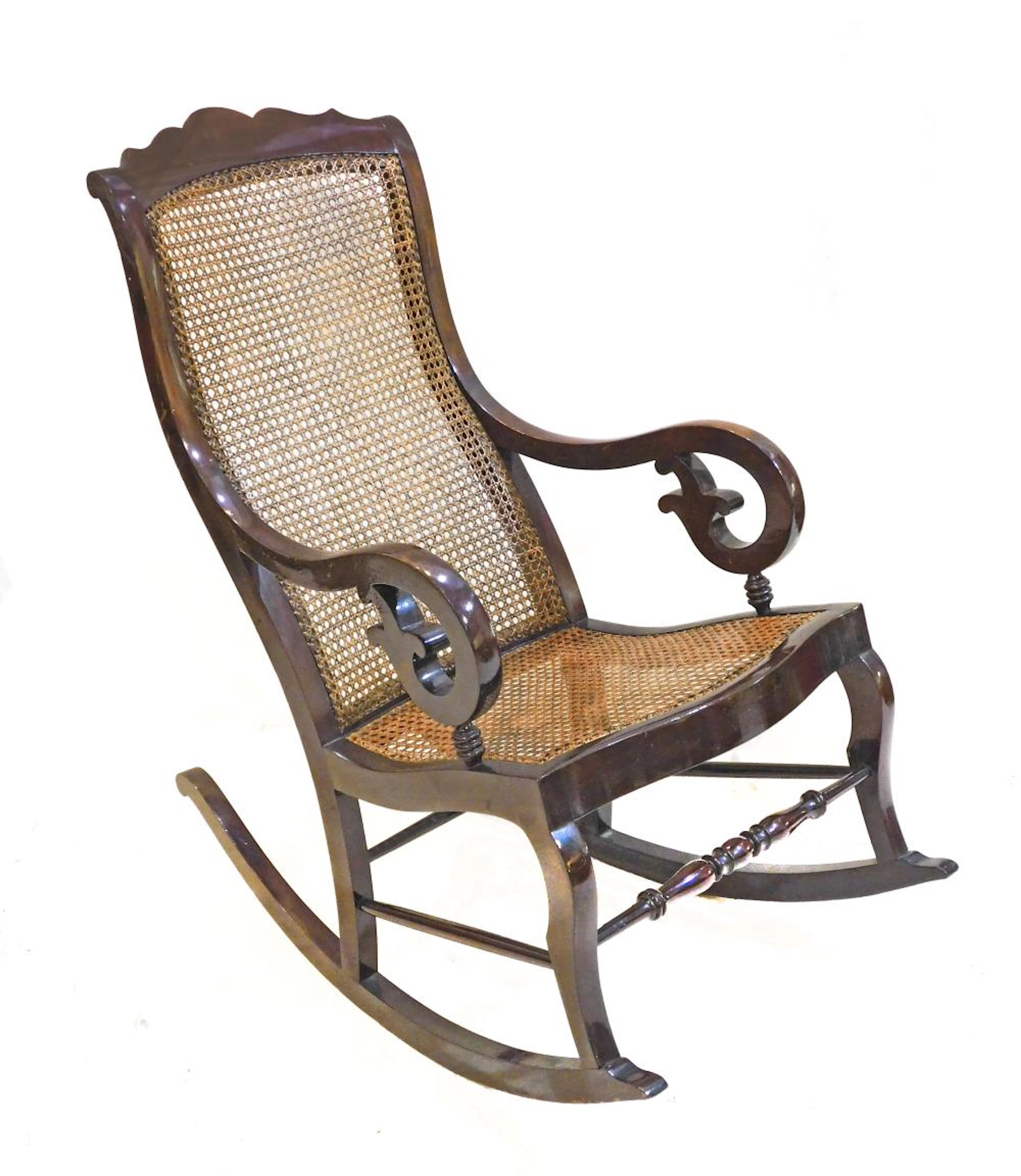 ANTIGUA MECEDORA en madera de caoba con asiento y respaldo de rejilla
