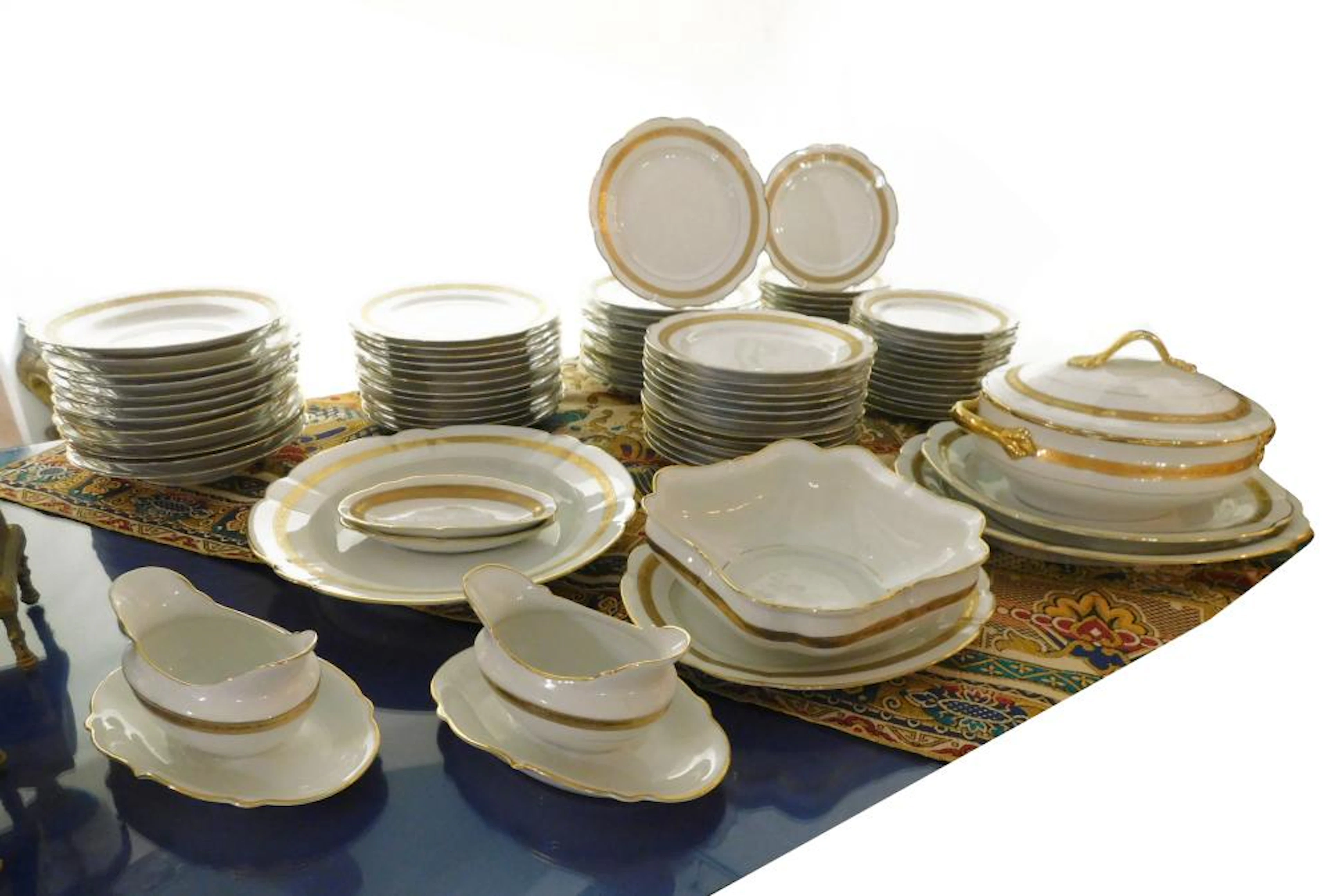 VAJILLA en porcelana de Bidasoa con ribete dorado y cenefa