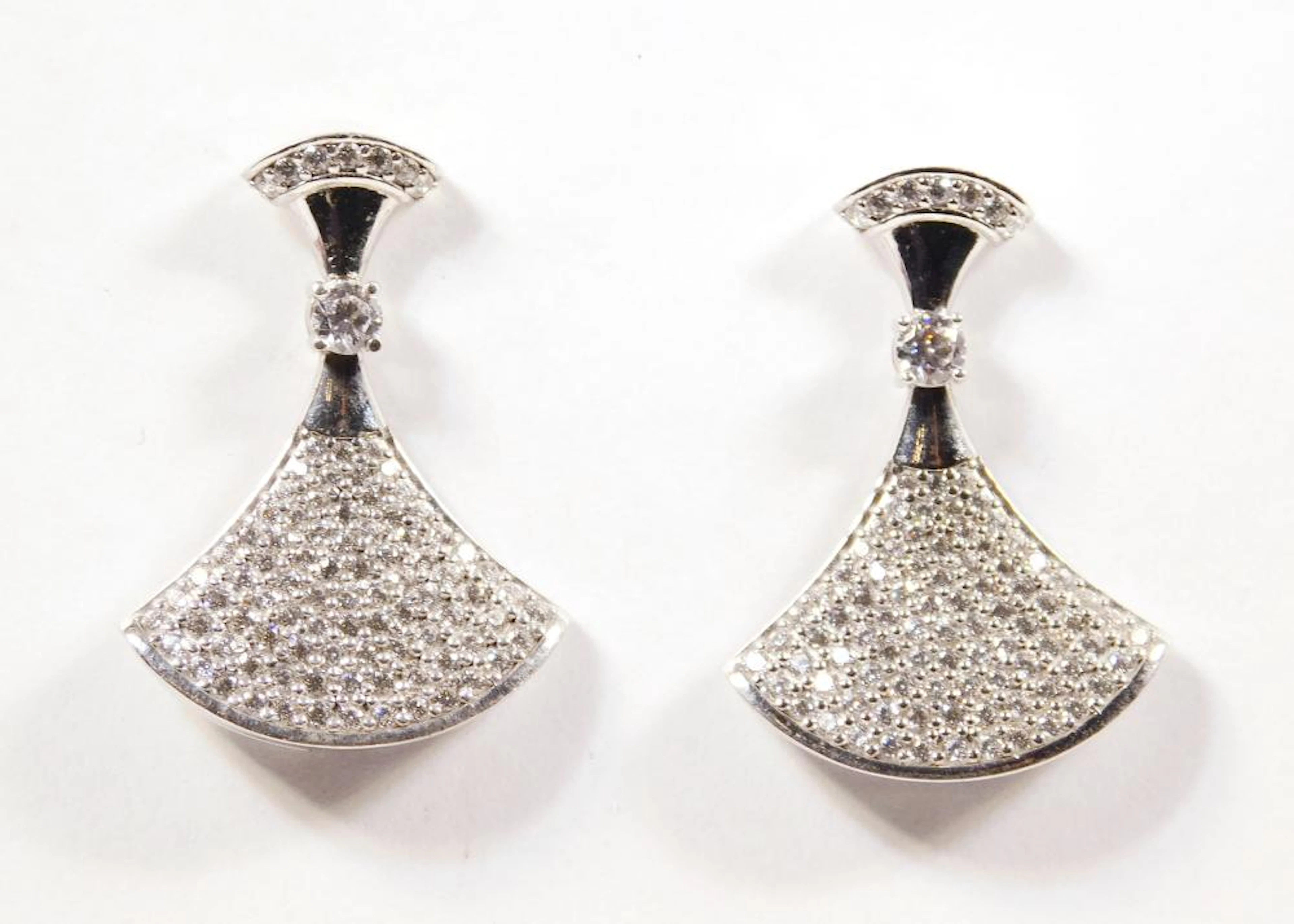 PENDIENTES ESTILO BULGARI en plata con circonitas a modo de abanico.