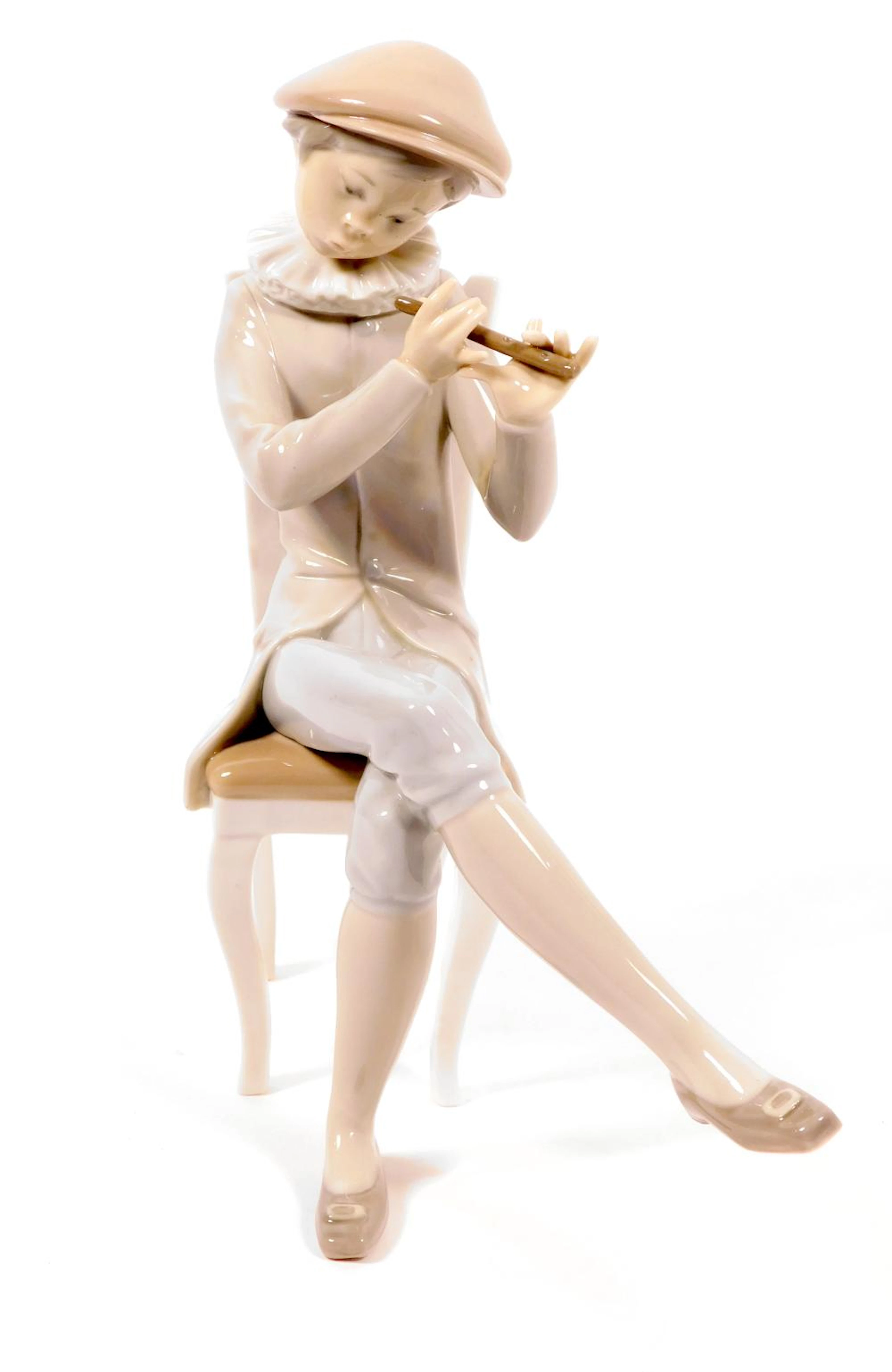 LLADRÓ. FIGURA DE FLAUTISTA SENTADO en porcelana Altura: 25 cm.