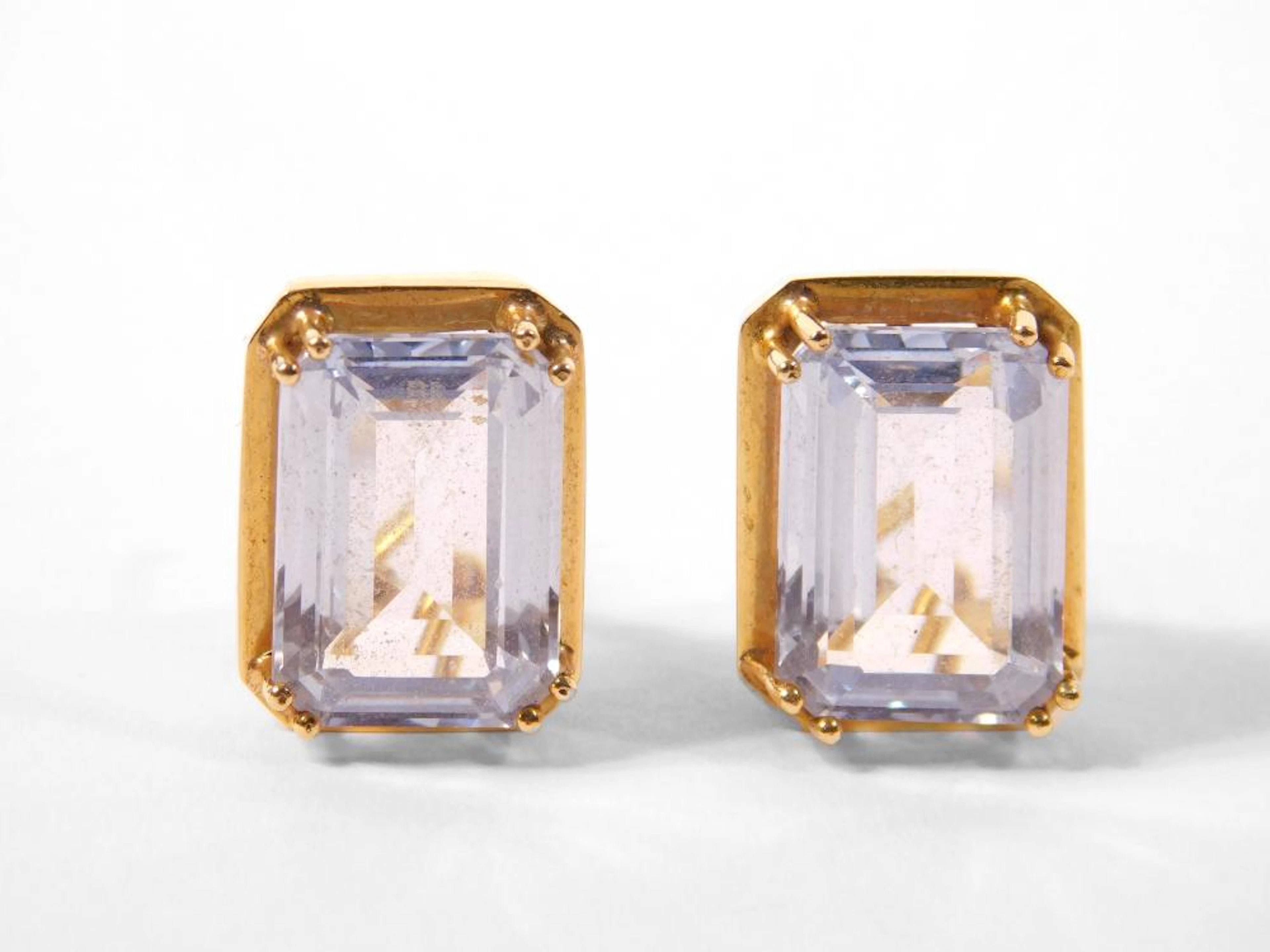 PENDIENTES DE TOPACIOS AZULES CON MONTURA EN ORO AMARILLO  Medidas: 1.6x1.2 cm.