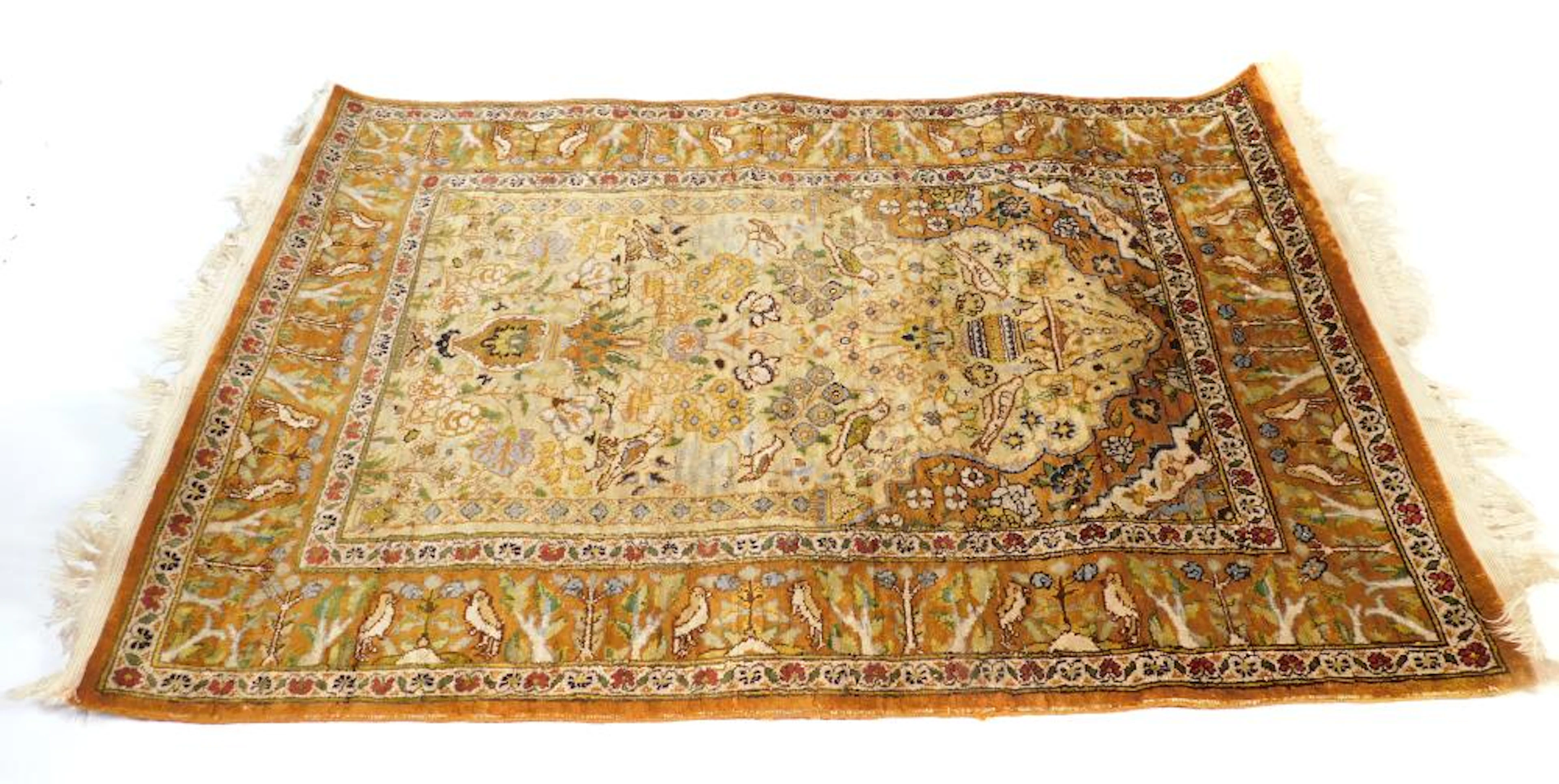 ALFOMBRA DE SEDA anudada a mano con motivos florales y de aves en tonos beige