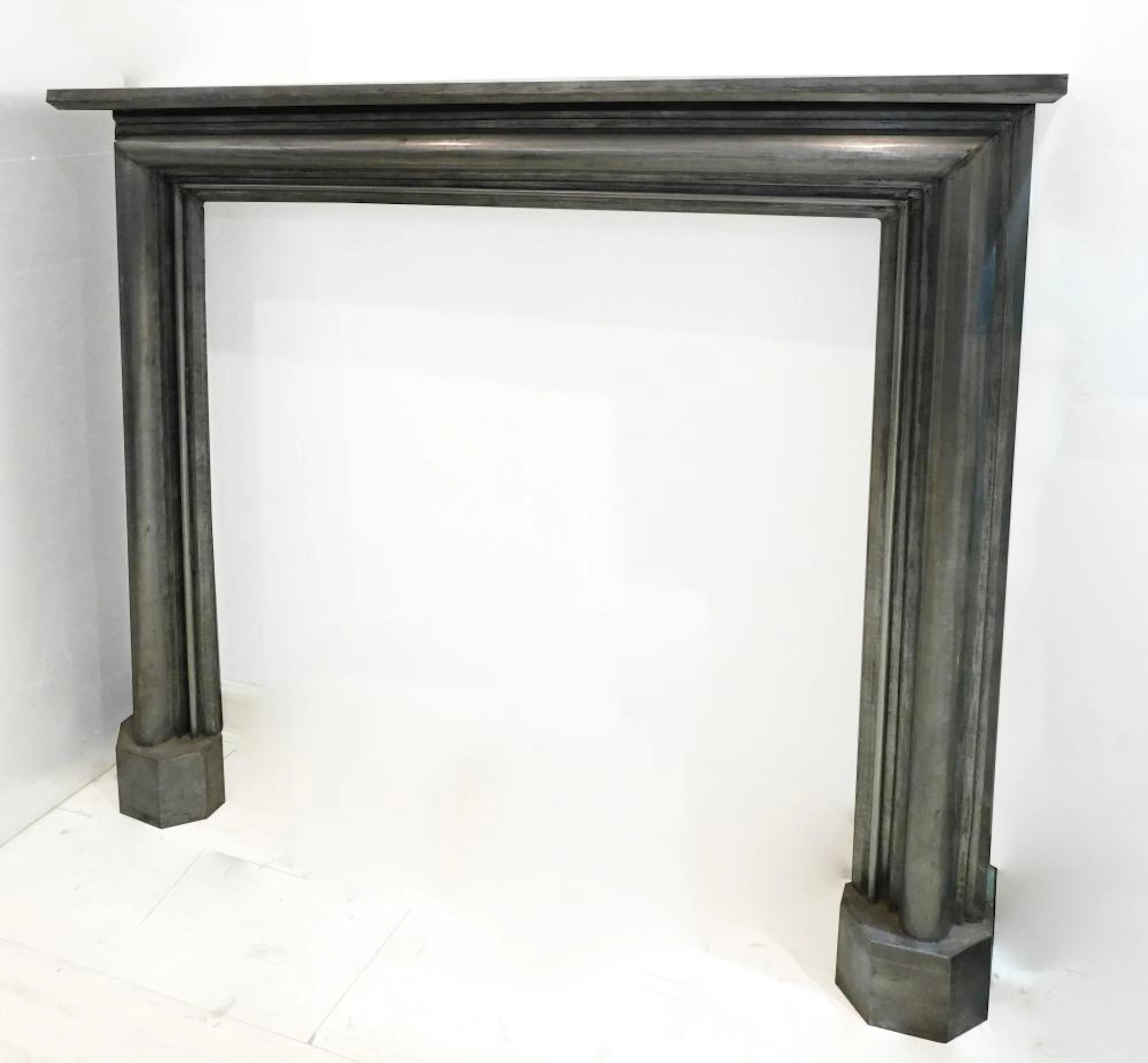 FRONTAL DE CHIMENEA EN ESTAÑO Medidas: 120x124x21 cm.