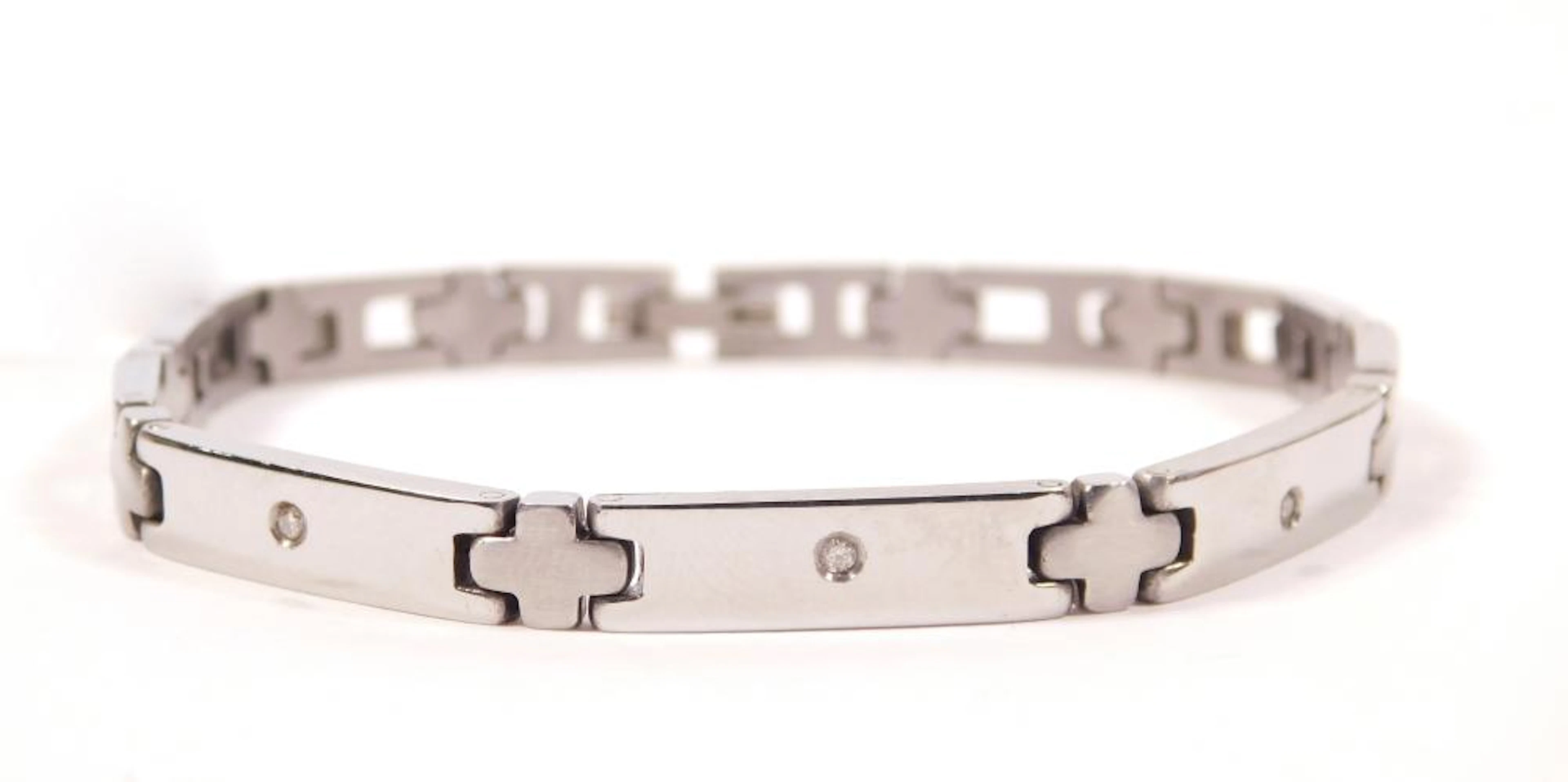 PULSERA en acero inoxidable con tres brillantes 0.06 cts total.