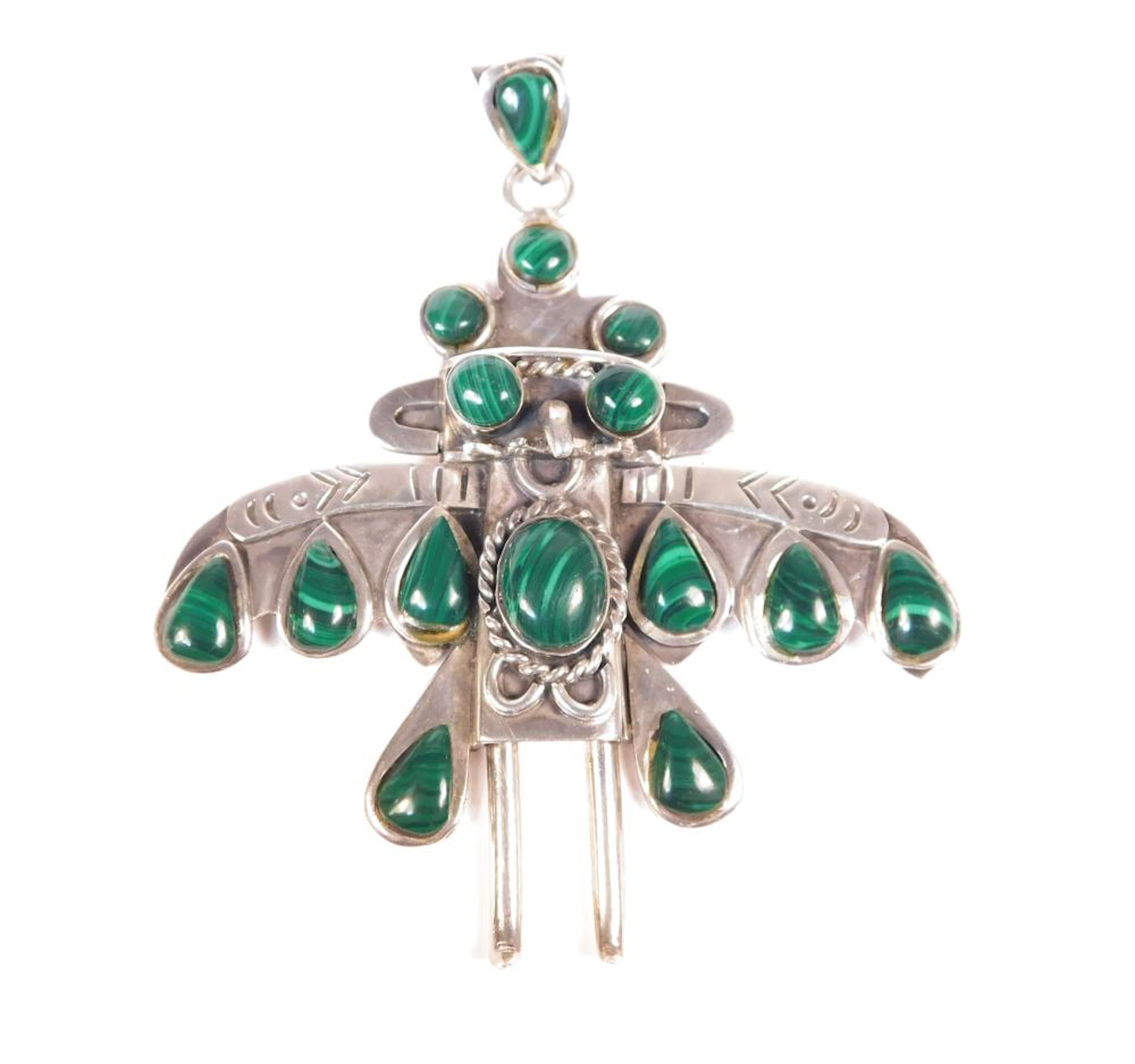 COLGANTE MEXICANO en plata con malaquitas Medidas: 7.5x6.5 cm.