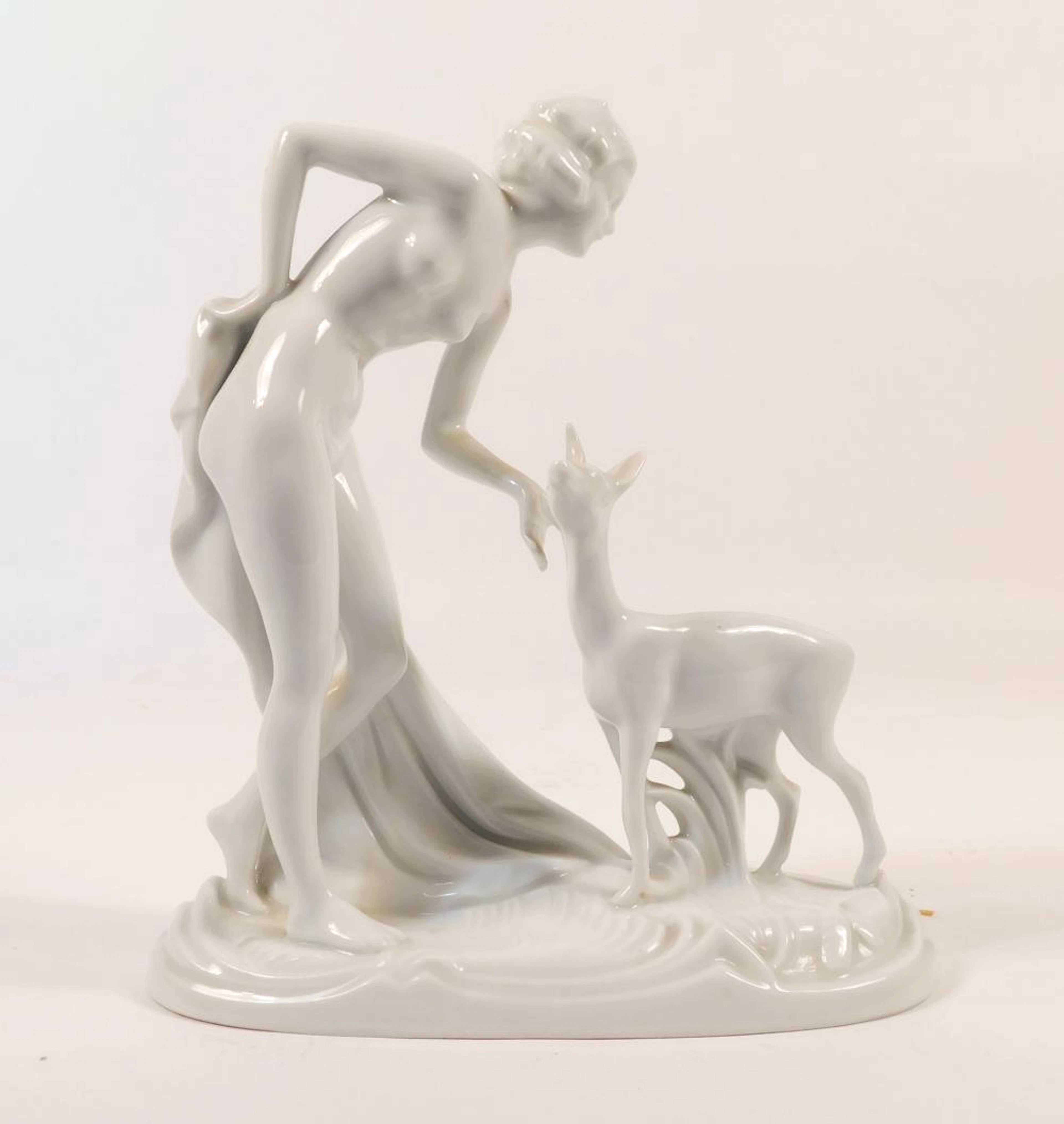 FIGURA DE DAMA ART-DECÓ en fina porcelana blanca Marcas en la base.