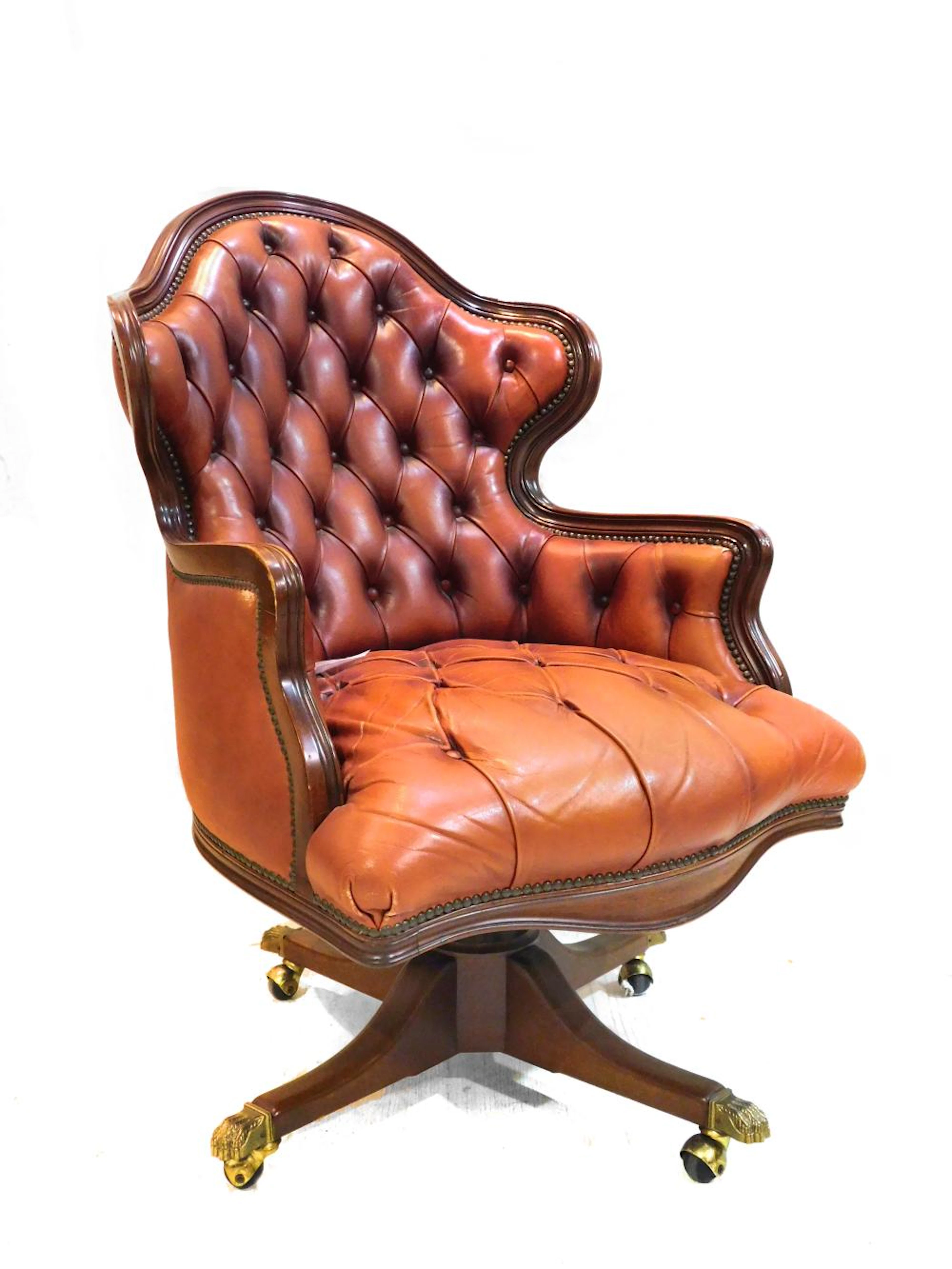 BUTACA DE DESPACHO en madera con ruedas y capitoné en piel color teja 103 cm