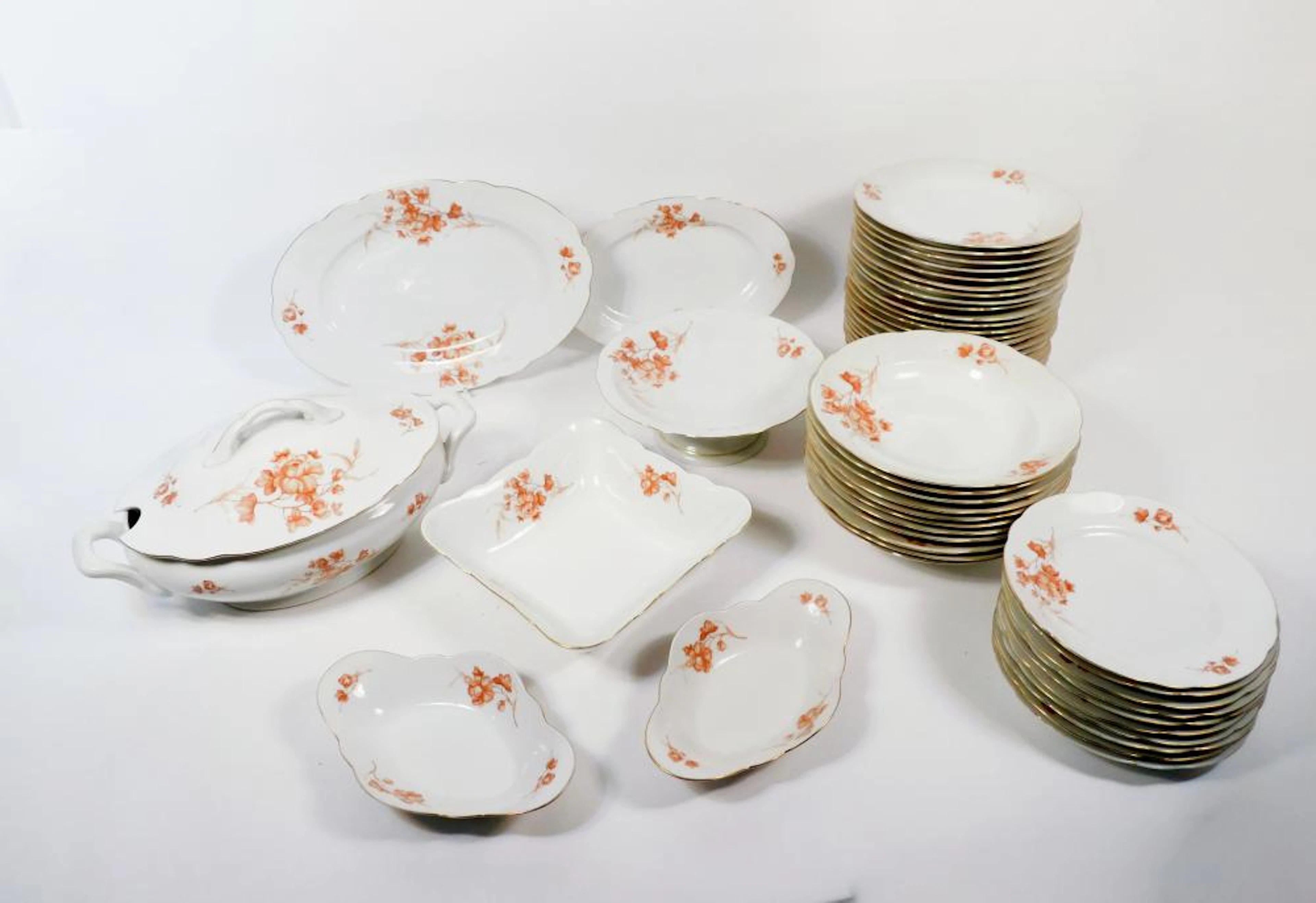 VAJILLA en porcelana con motivo de flores en tonos tierra...