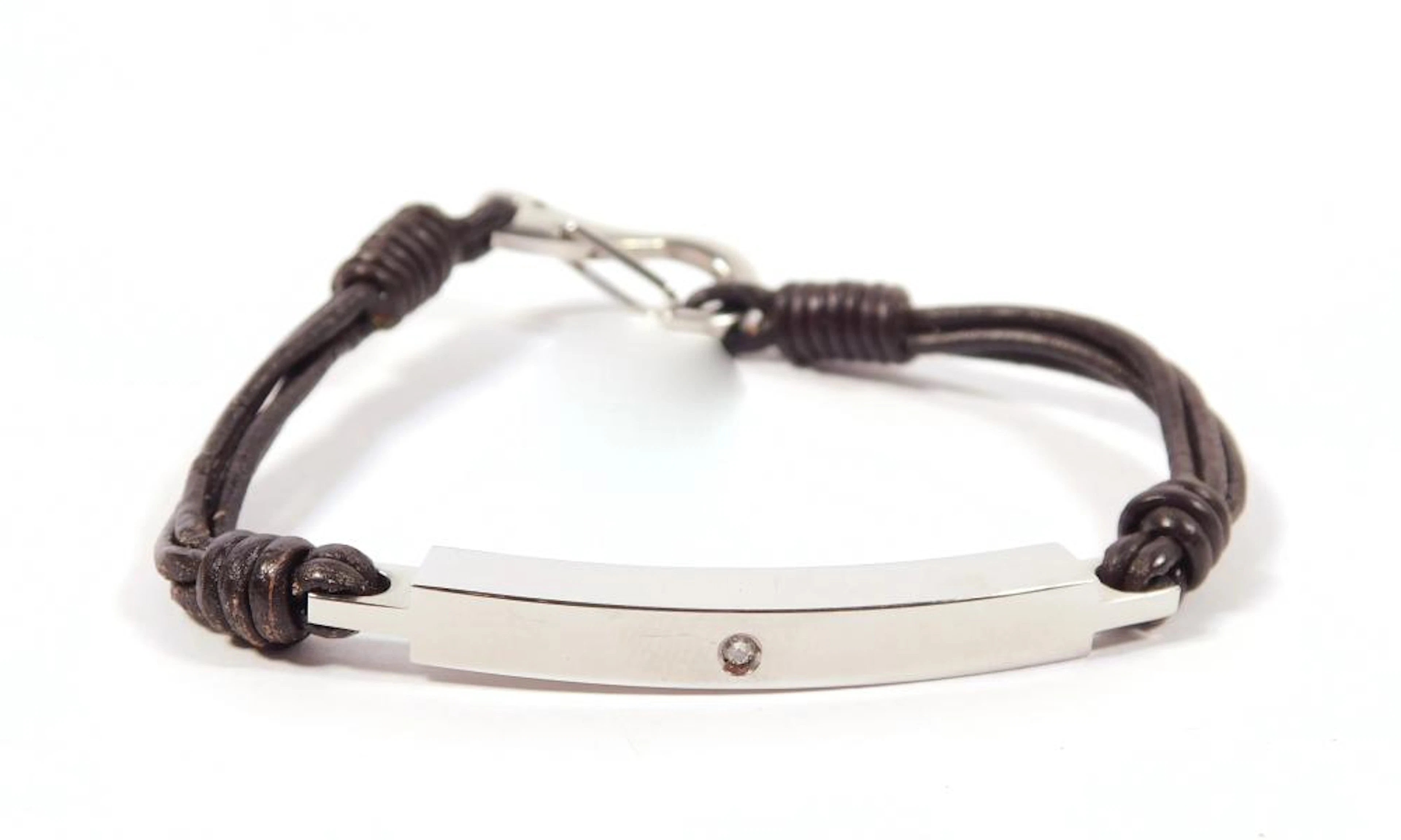 PULSERA en acero con brillante central y cuero con cierre de gancho. 0.02 cts