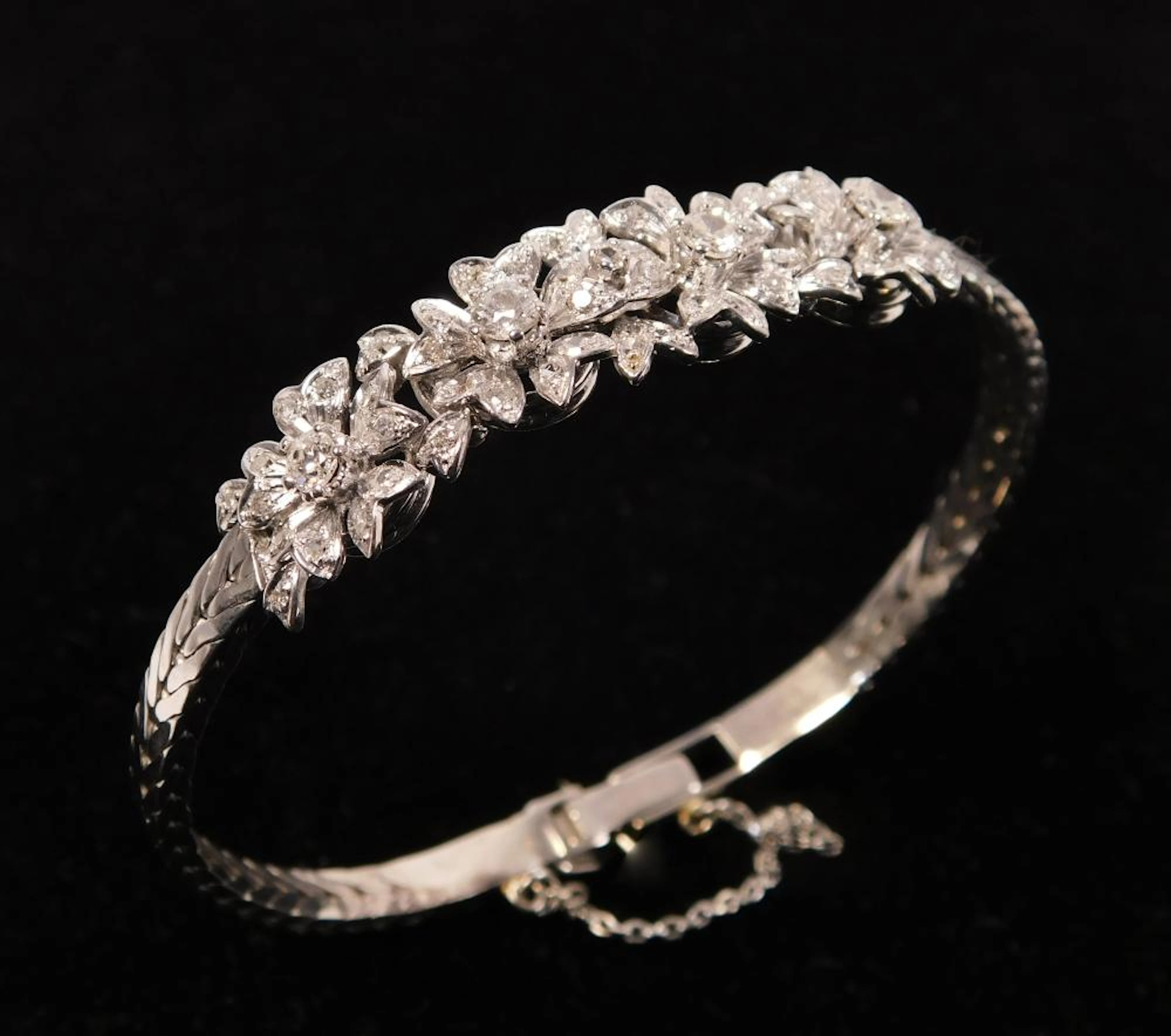 ANTIGUA PULSERA ARTICULADA con centro floral cuajado de...