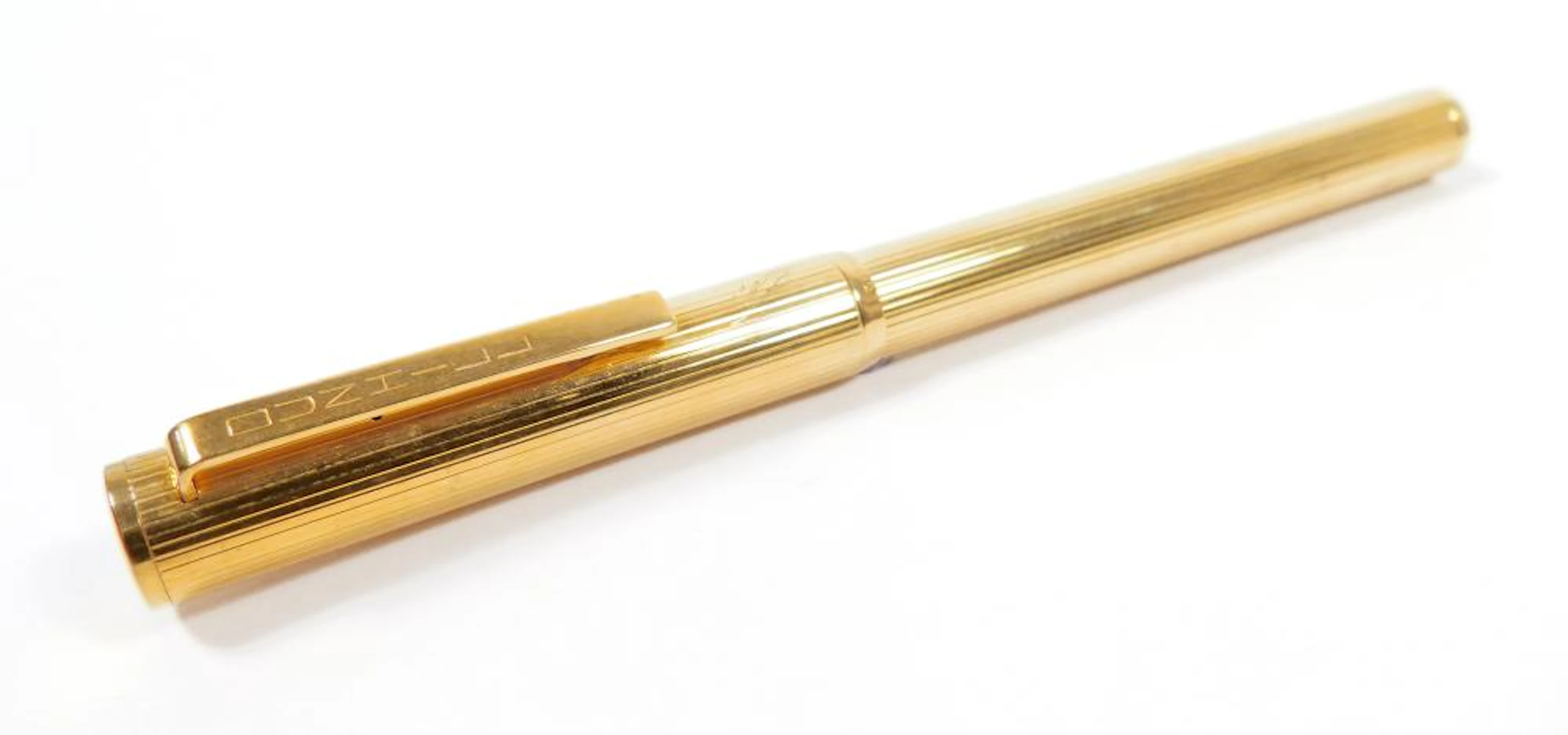 DUNHILL. ESTILOGRÁFICA en plata con baño en oro amarillo