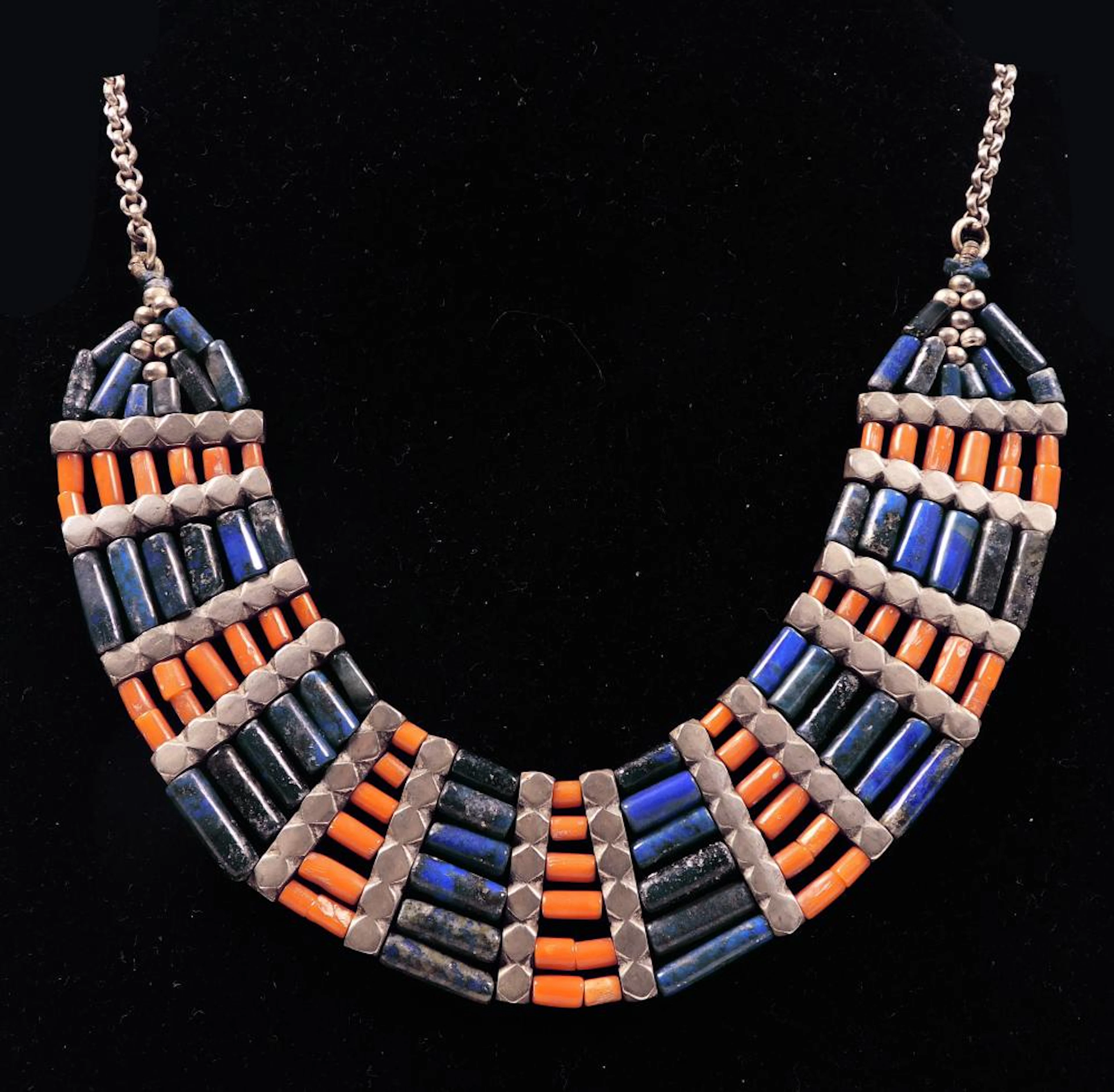 COLLAR CON CUENTAS DE LAPISLÁZULI Y CORNALINA con montura en plata