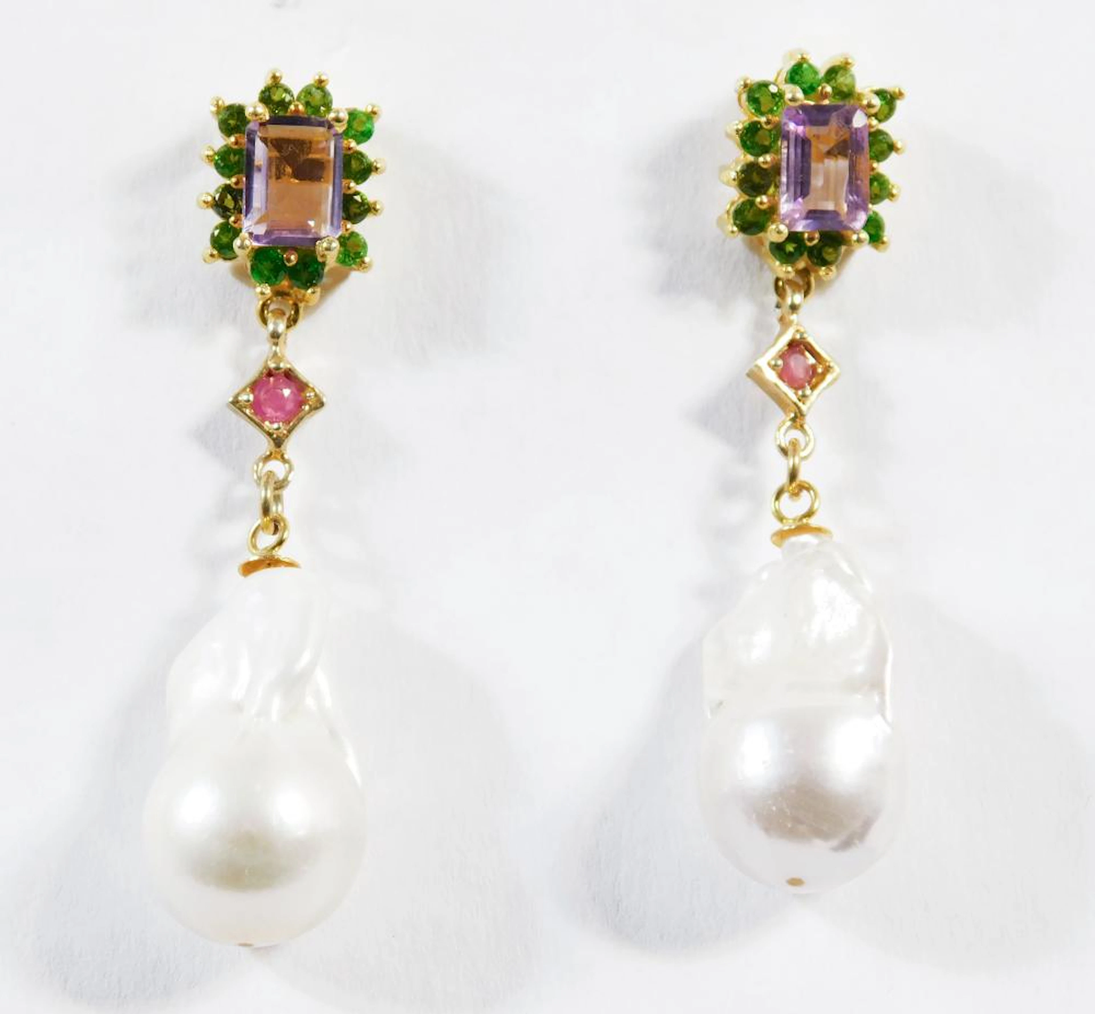 PENDIENTES MÓVILES en plata dorada con amatista talla...