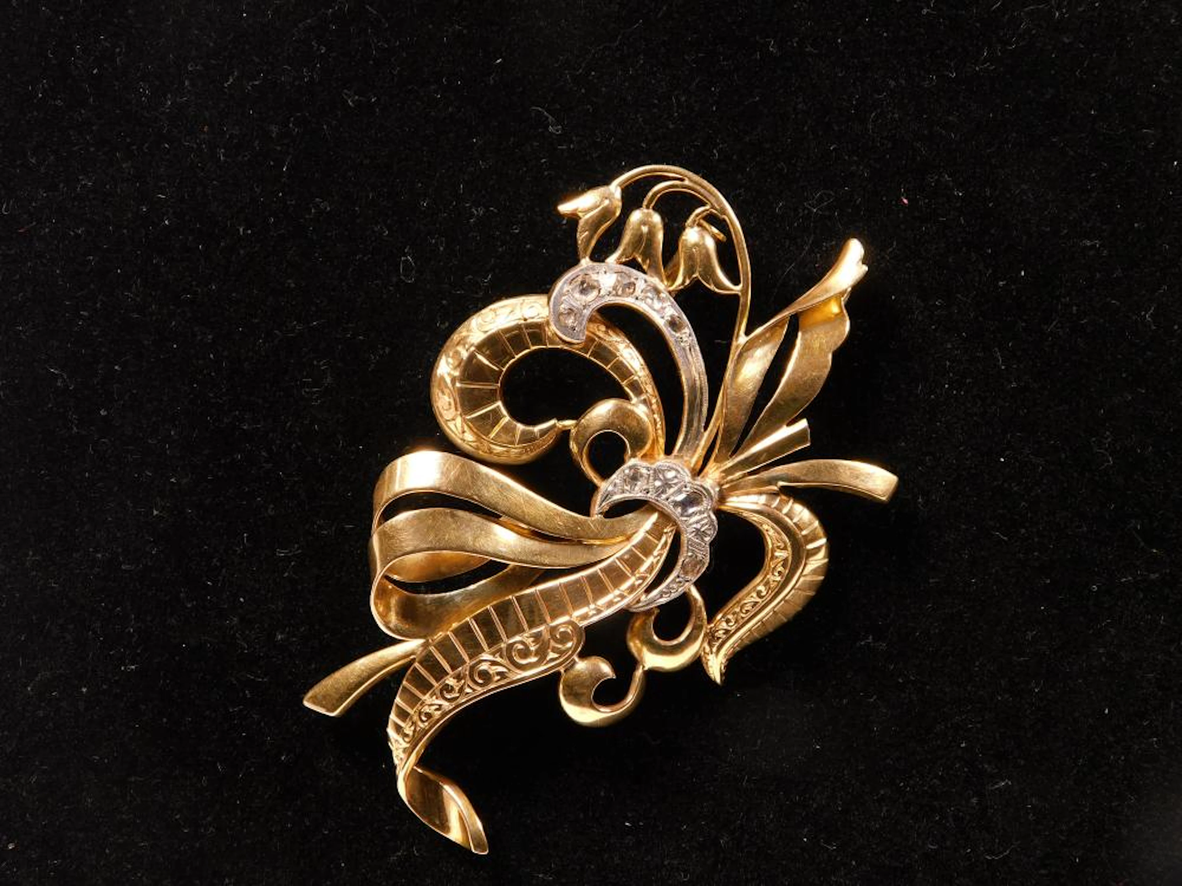 ANTIGUO BROCHE en oro amarillo con vistas en platino y...