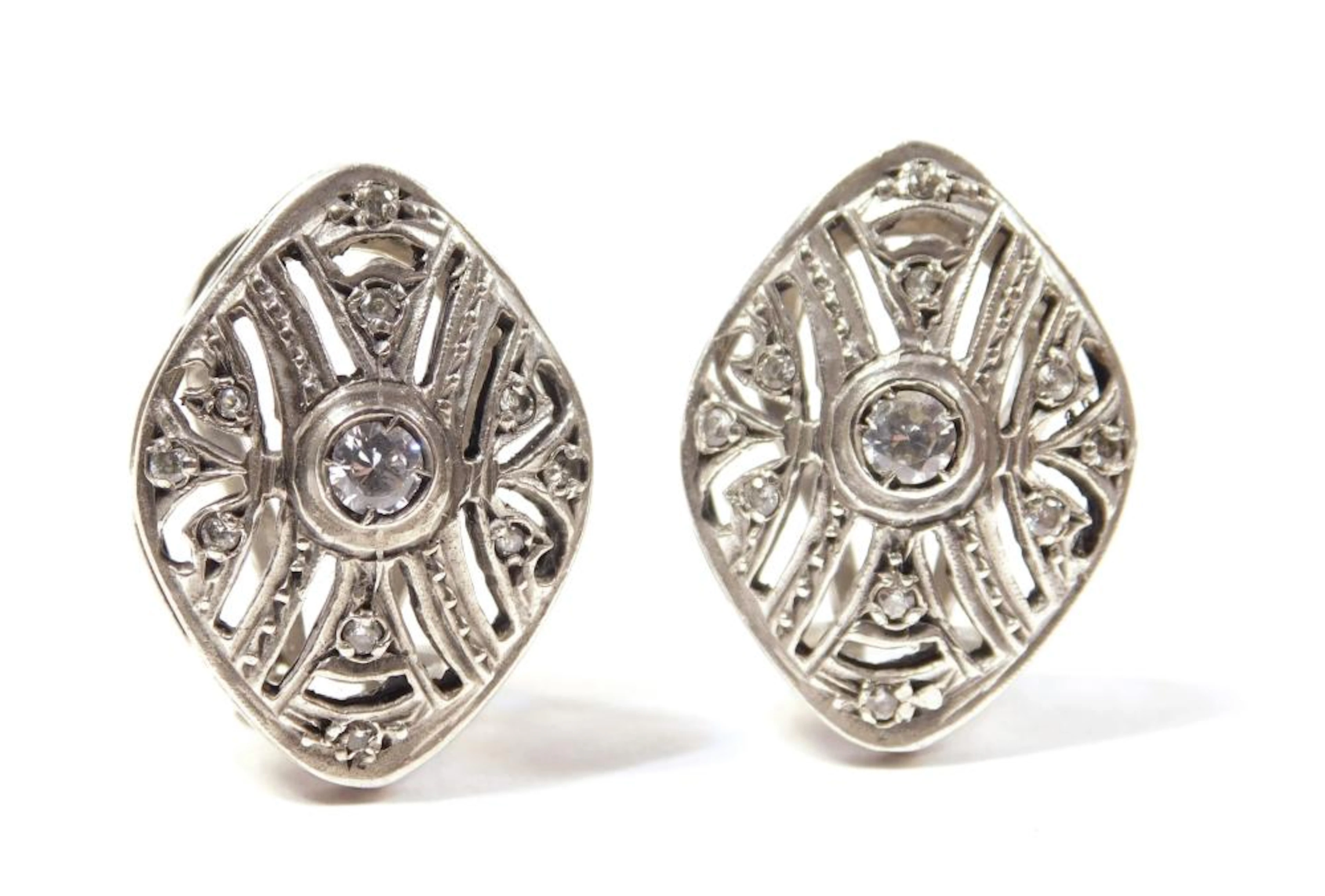 PENDIENTES ESTILO ART DECÓ en plata con circonitas y cierre omega. Largo: 2 cm.