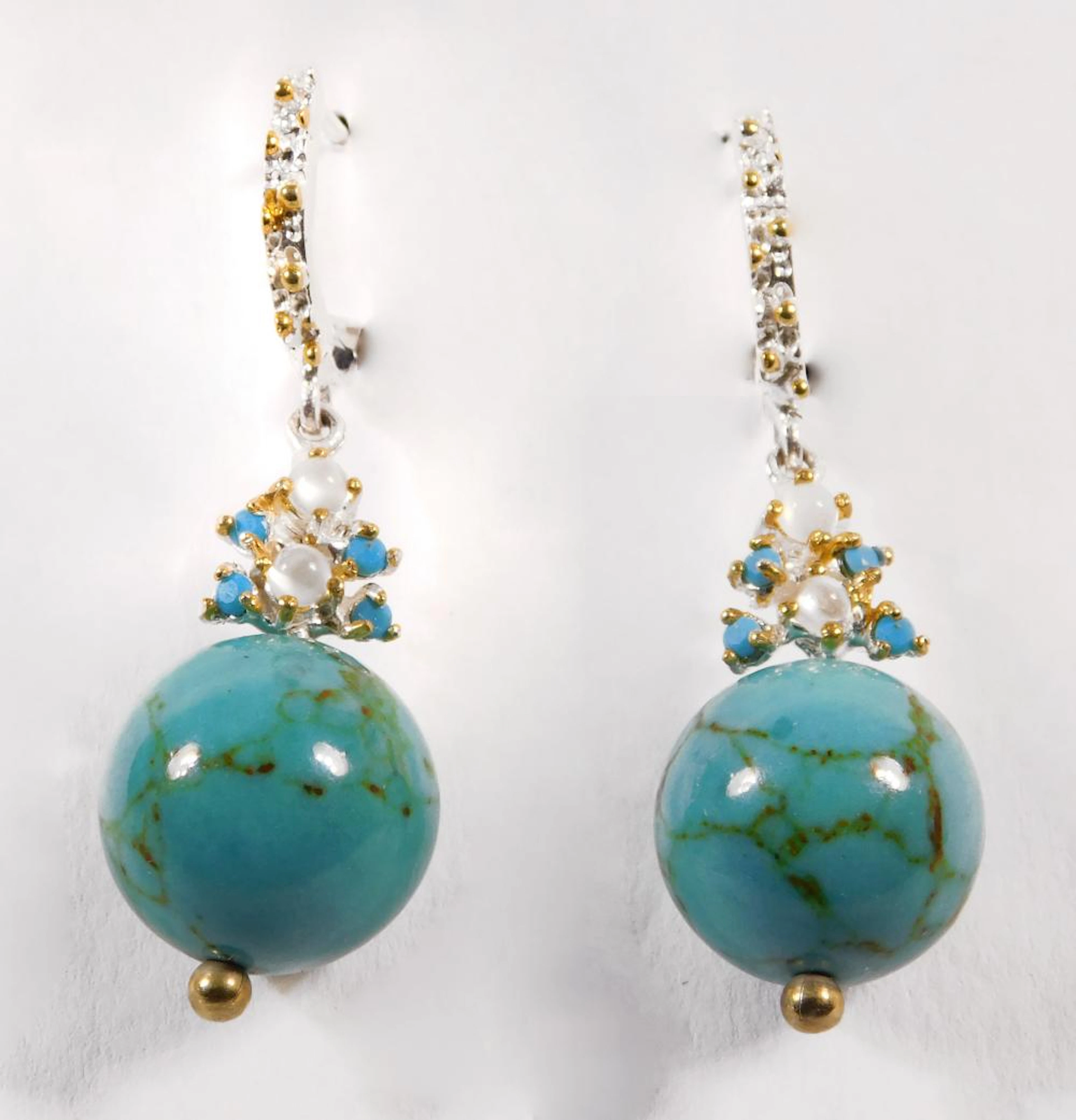 PENDIENTES en plata con esfera de turquesa sintética. Largo: 5 cm.