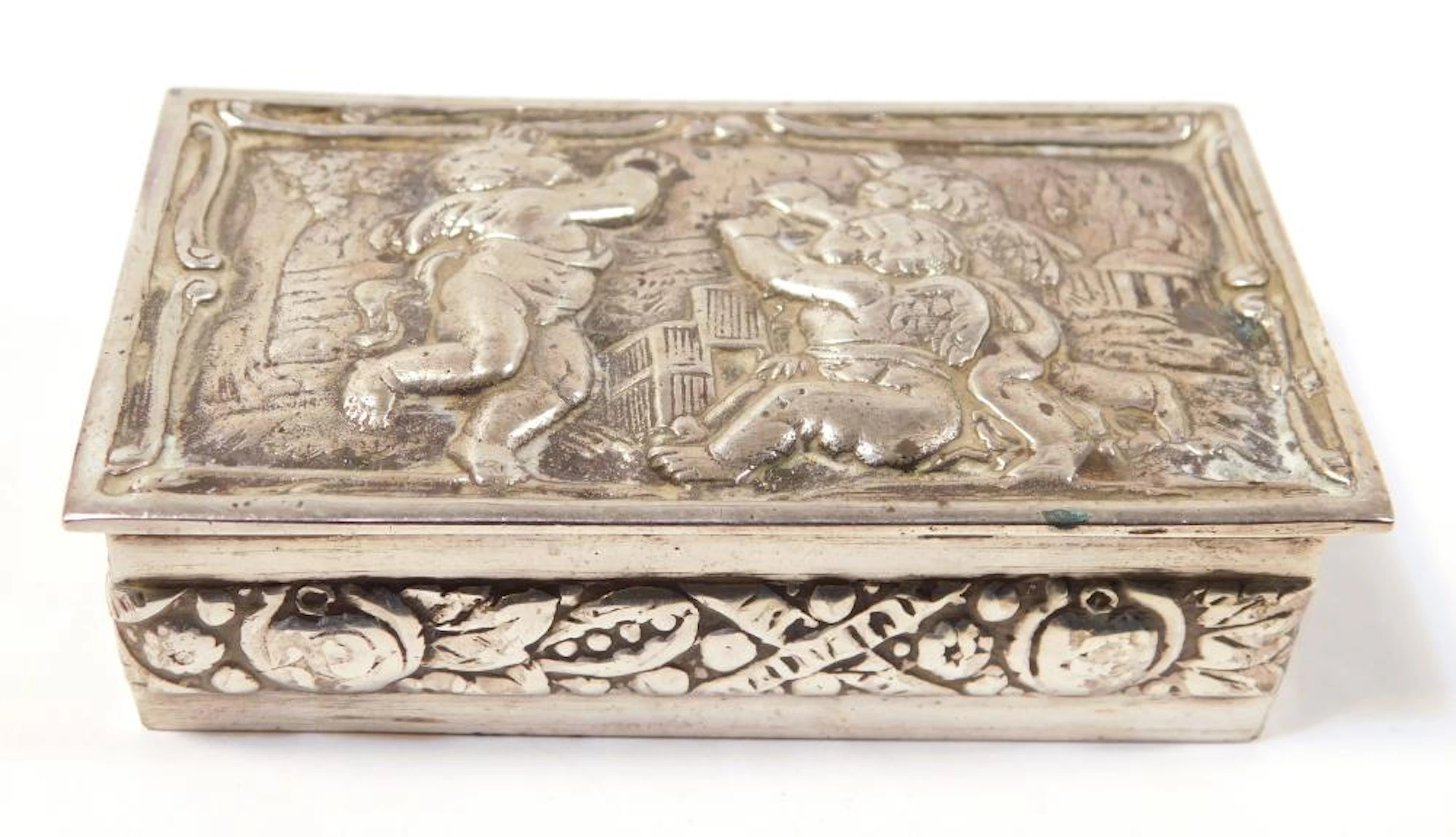 ANTIGUA CAJA DE COLECCIÓN en plata repujada con motivo de angelitos 2x7.5x4 cm.
